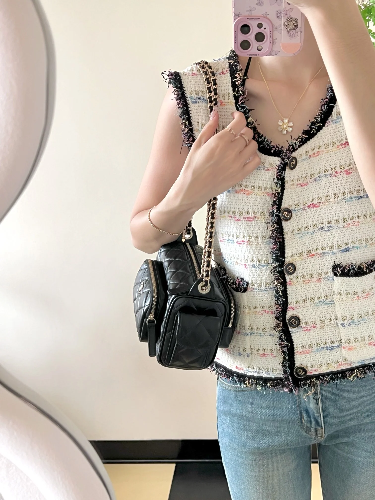 Сумка для фотоаппарата Chanel с двумя карманами из 24-каратного золота, маленькая, черная.