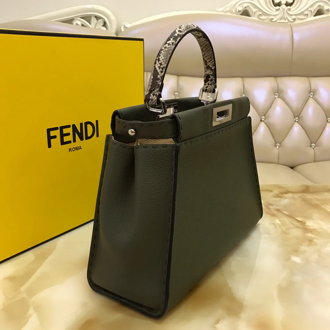 Сумка Fendi Peekaboo Medium из черной кожи.