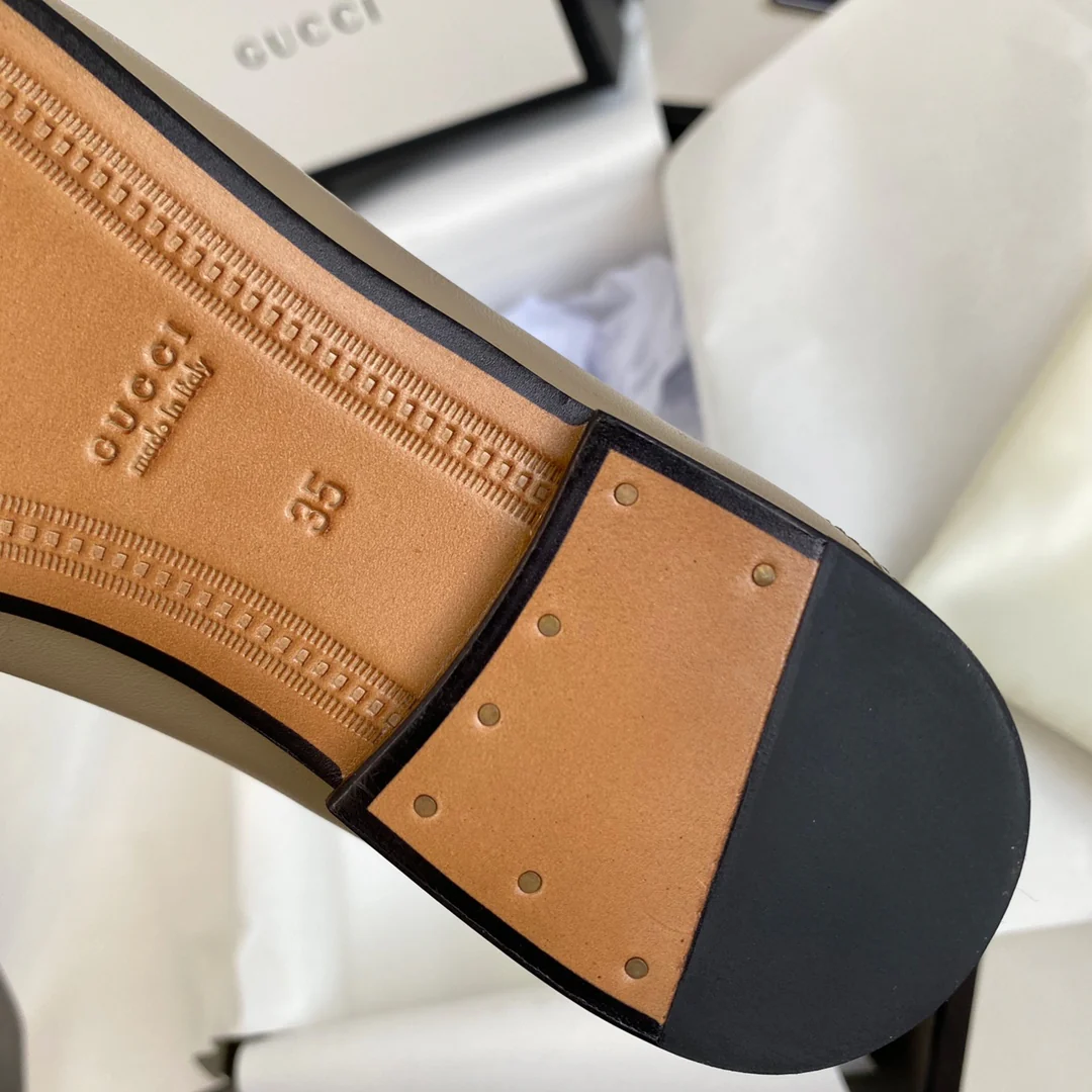 Новинка сезона весна/лето 2022 — двусторонние лоферы Gucci с пряжкой в ??виде конской уздечки.