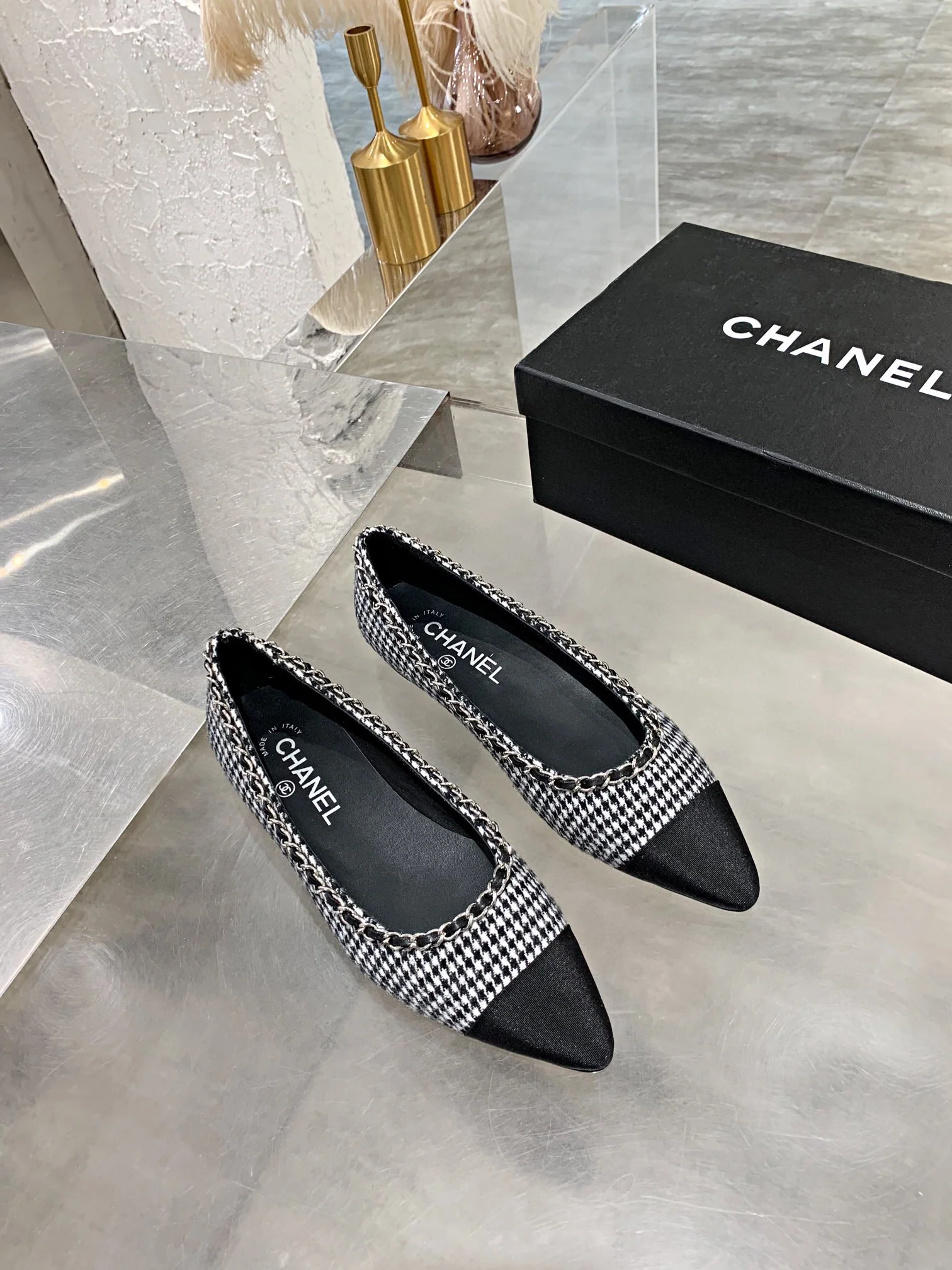 Балетки Chanel с цепочкой и острым носком - черные