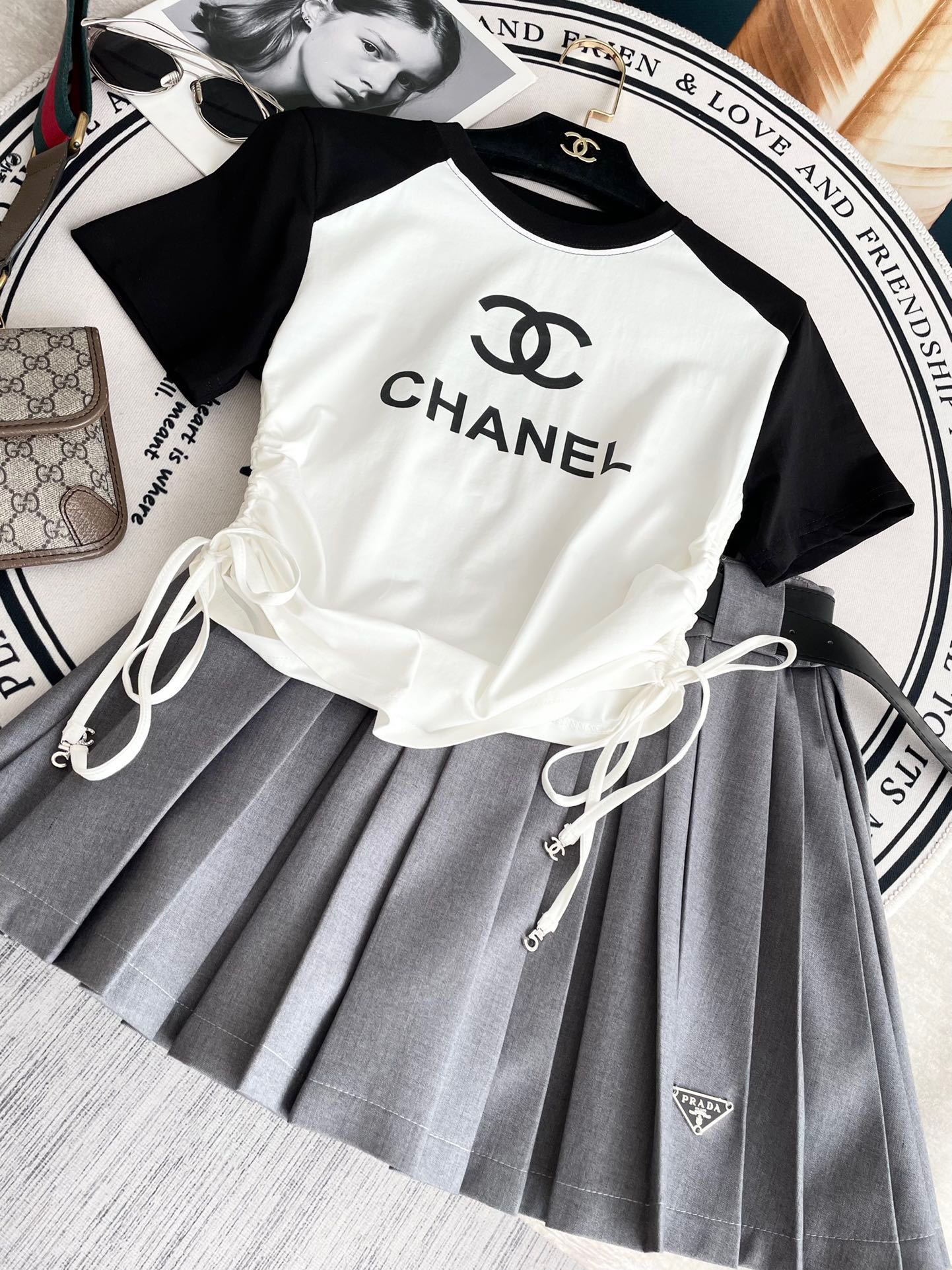 Футболка Chanel 2403 с цветными блоками, логотипом, завязками, приталенного кроя, с короткими рукавами - белая.