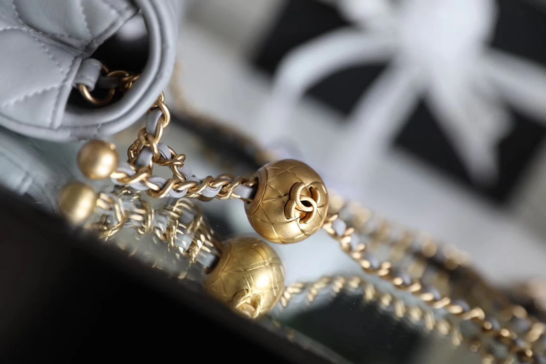 Chanel - Золотая сумка-клапан с шариком из углеродного волокна - Серая