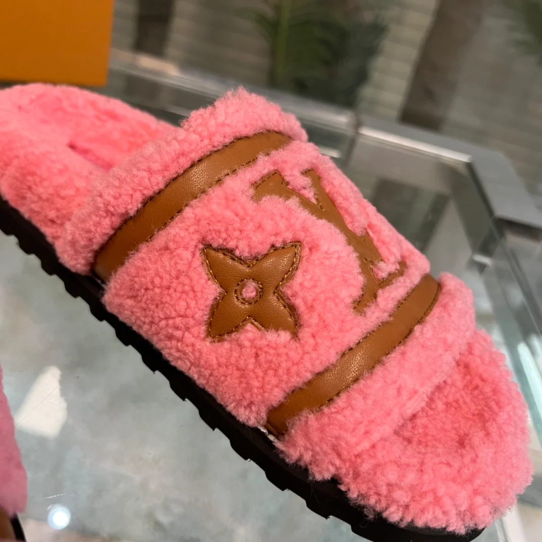 Новинка весны 2022 года от LV - Меховые тапочки - Розовые
