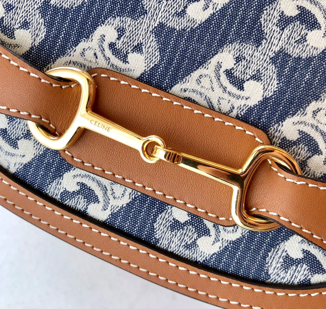 Маленькая сумочка Celine Crecy Triomphe из жаккардовой кожи вагю — темно-синяя/желто-коричневая.