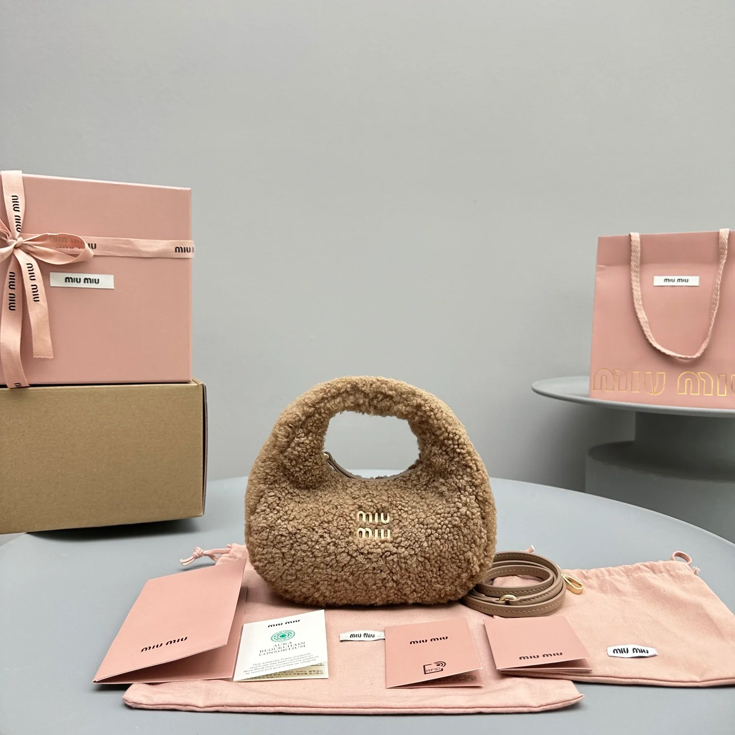 Сумка Miu Miu Wander - миниатюрная, из овечьей шерсти.