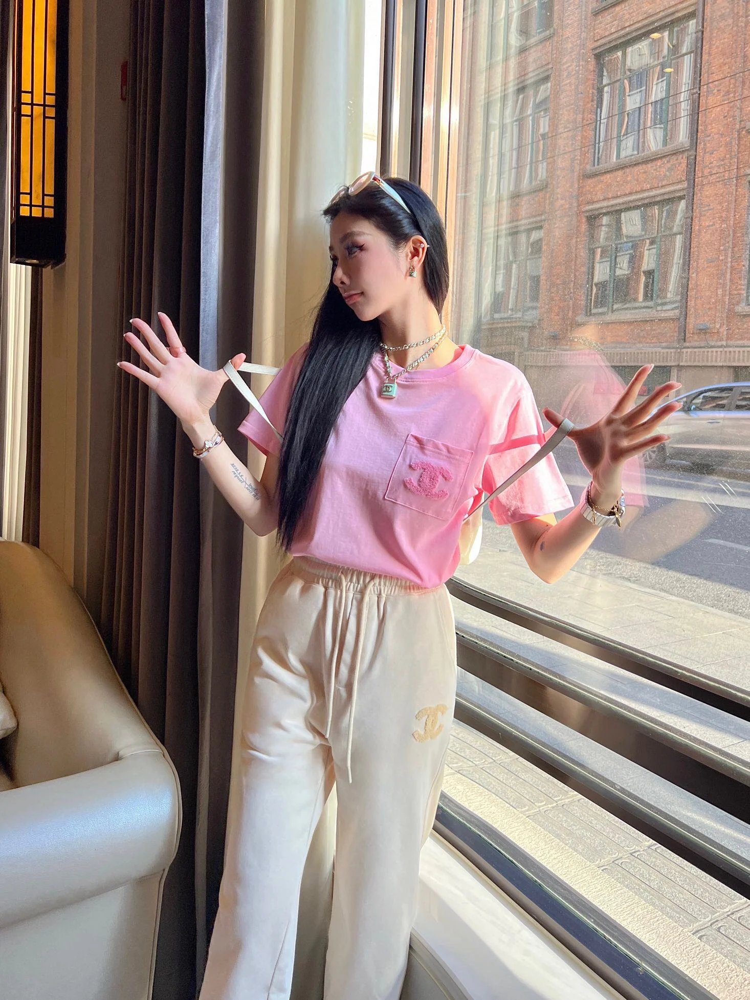 Футболка Chanel 2403 с 3D-логотипом и короткими рукавами - розовая