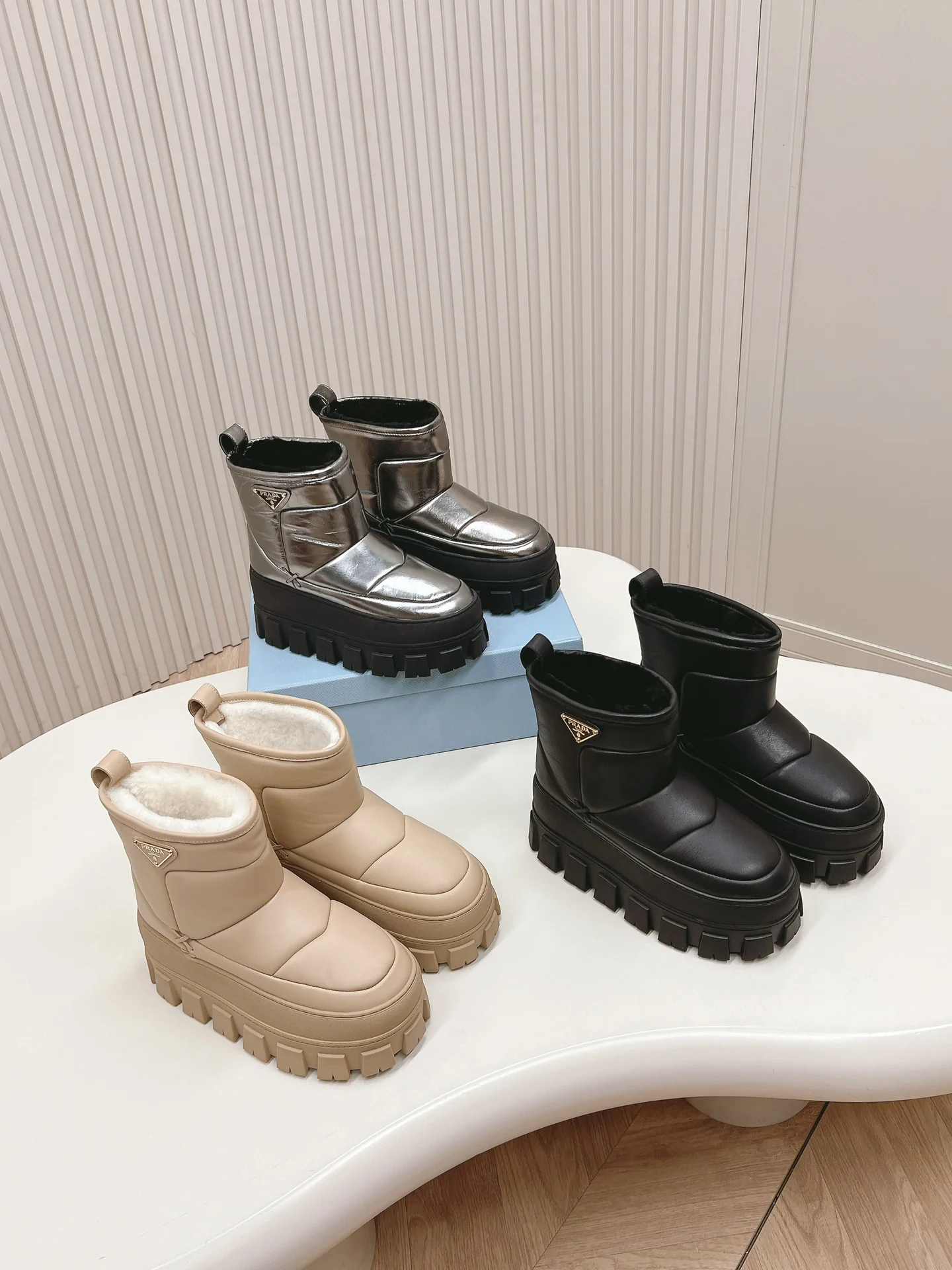 Снежные ботинки на платформе Prada 2024 — изображение из коллекции.