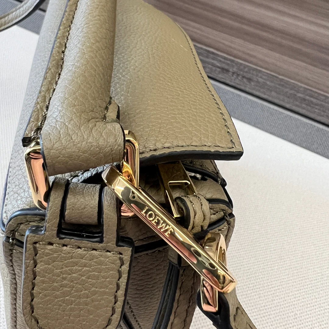 Сумочка Loewe Grain Leather Puzzle Handbag Mini Artichoke Green из зернистой кожи.