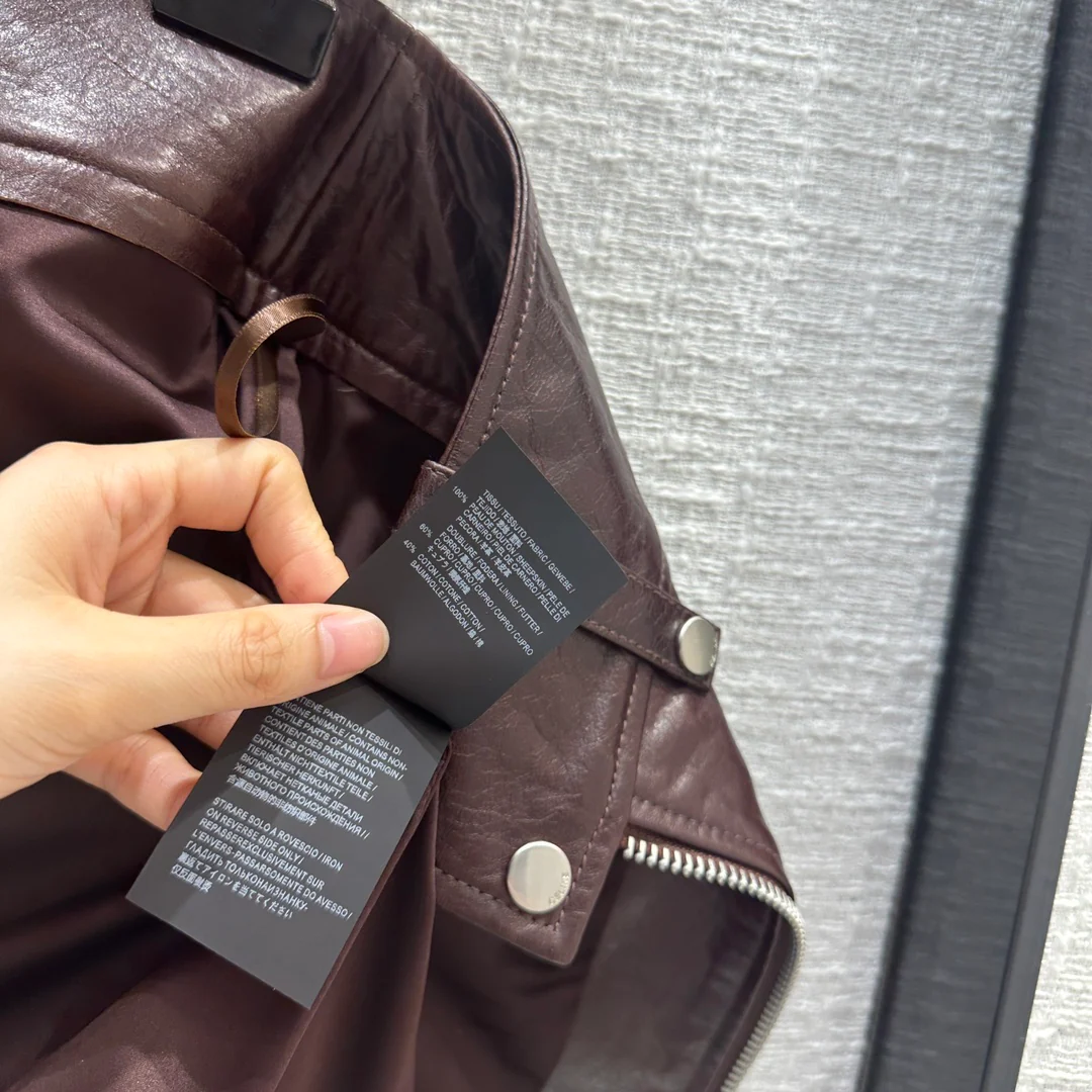 Новинка сезона весна/лето 2024 от Celine - юбка из овечьей кожи в стиле панк - коричневая.