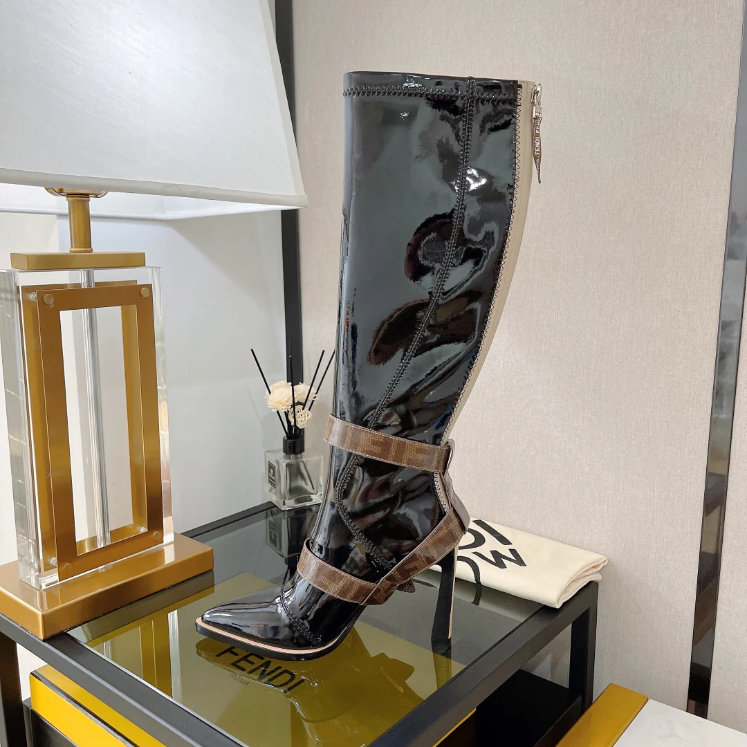 Новинка сезона осень/зима 2022 от Fendi — Эластичные лакированные ботинки, серия FFrame — Ботинки на высоком каблуке