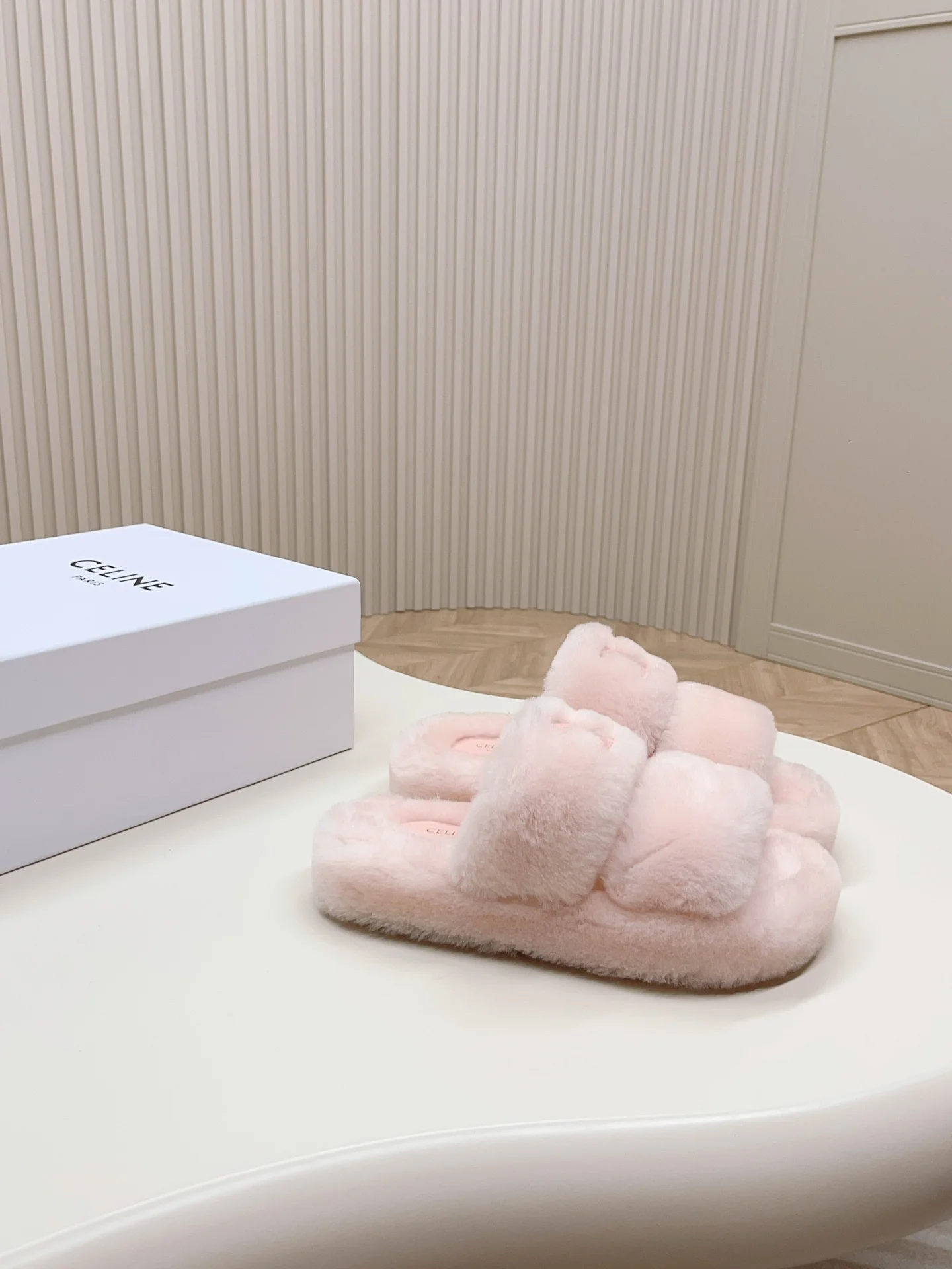 Новинка сезона осень/зима 2023 от Celine - Меховые тапочки - Розовые