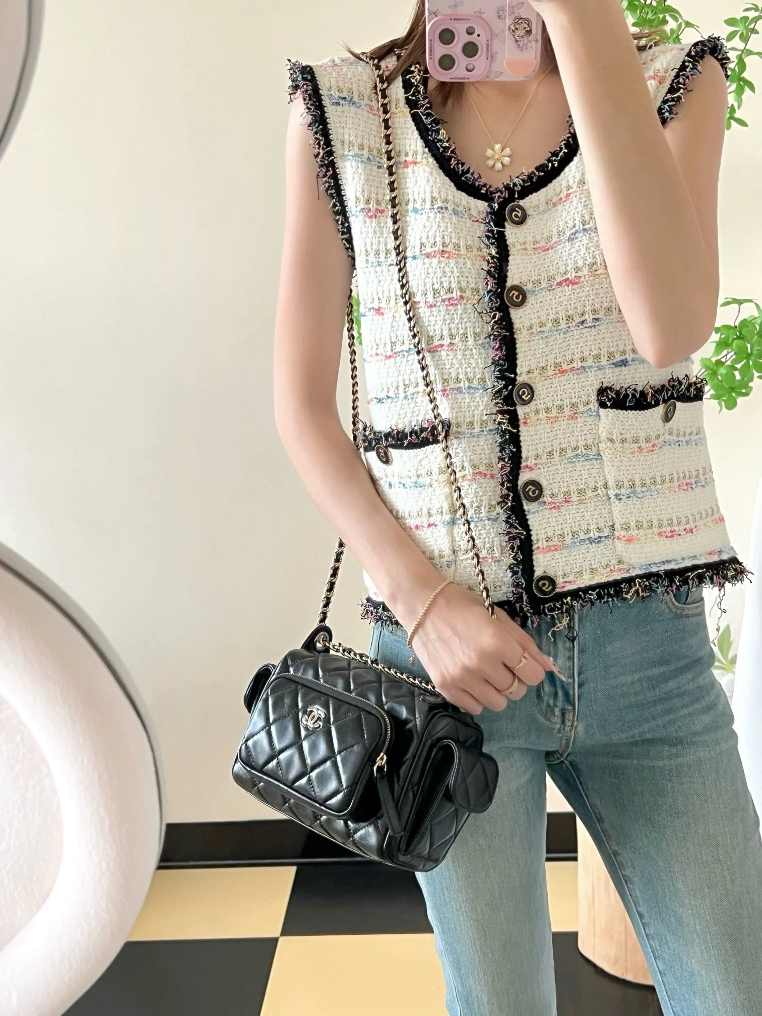 Сумка для фотоаппарата Chanel с двумя карманами из 24-каратного золота, маленькая, черная.