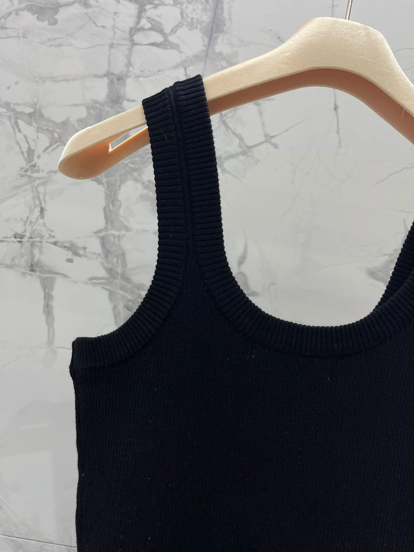 Miu Miu - Летняя новинка 2404-24: Элегантное вязаное платье-жилет с U-образным вырезом - Черное