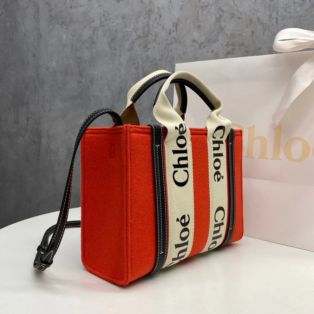 Сумка-тоут Chloe Woody, маленькая, бархатно-красная.