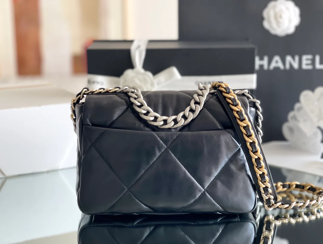 Коллекция Chanel ?Ранняя весна 2022? — сумка № 19 — черная с серебристой фурнитурой — маленькая.