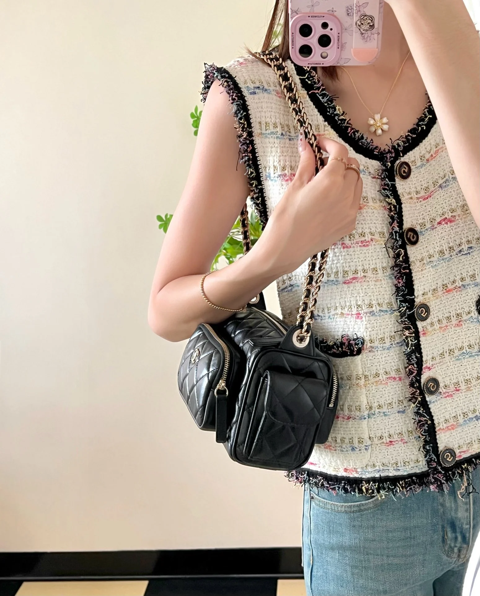 Сумка для фотоаппарата Chanel с двумя карманами из 24-каратного золота, маленькая, черная.