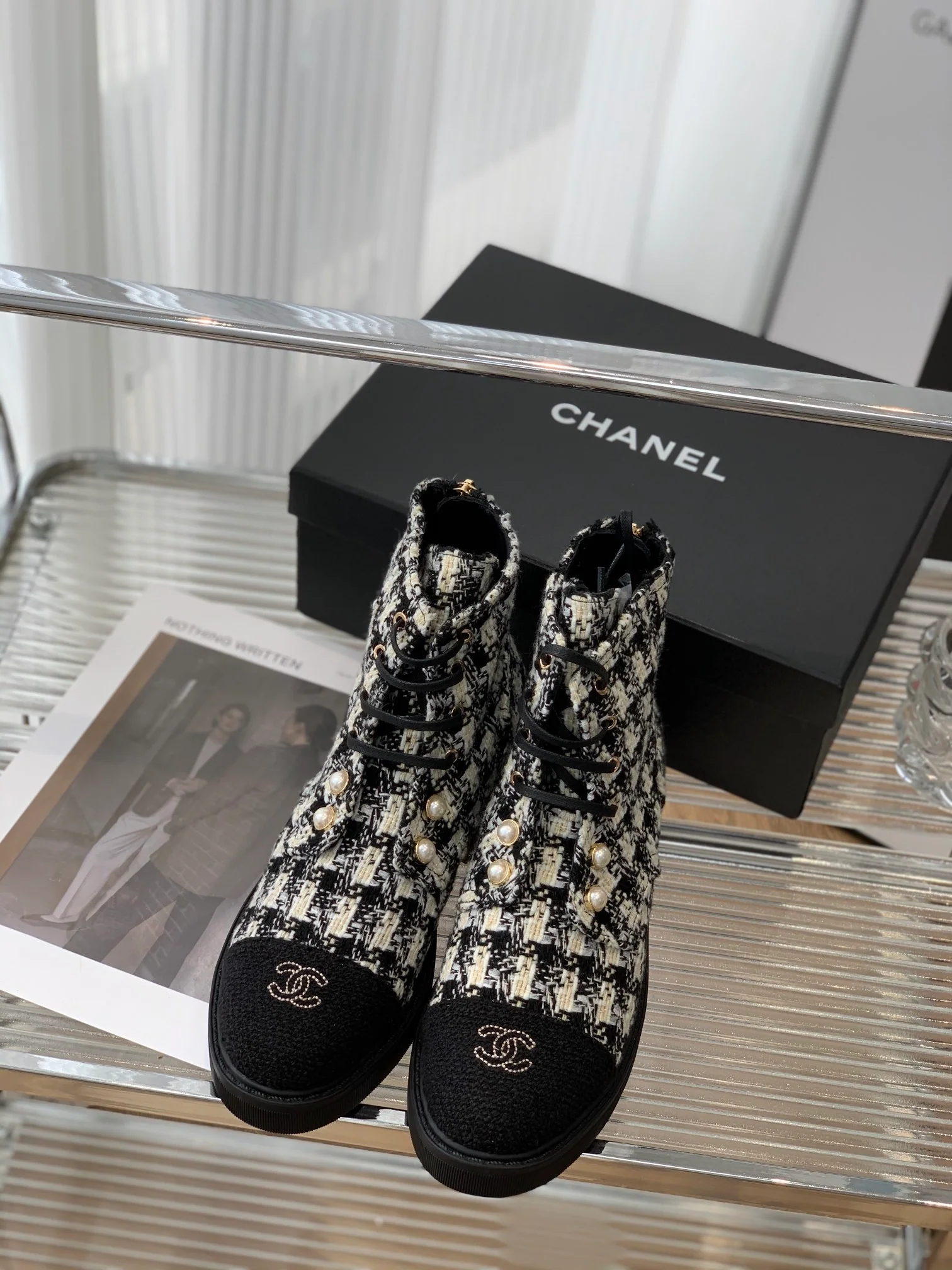 Ботинки Chanel Dr. Martens из шерсти на шнуровке - Высота каблука 4 см - Размеры 35-40