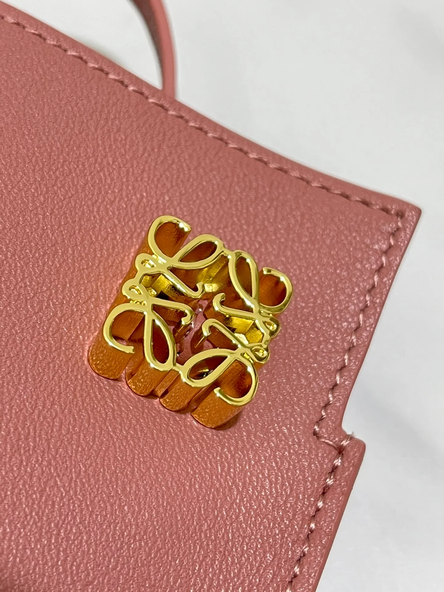 Чехол для телефона Loewe Dice Pocket series - розовый