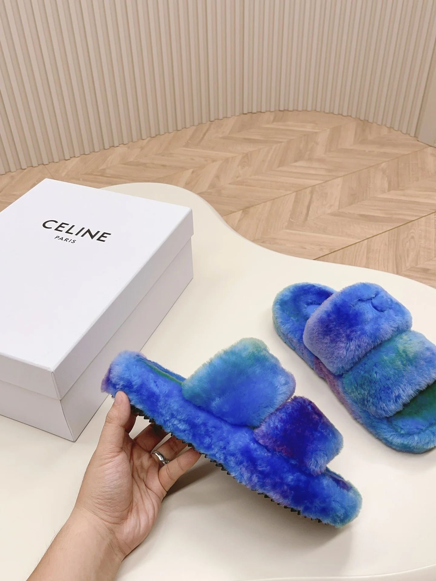 Новинка сезона осень/зима 2023 от Celine - Меховые тапочки - Синие