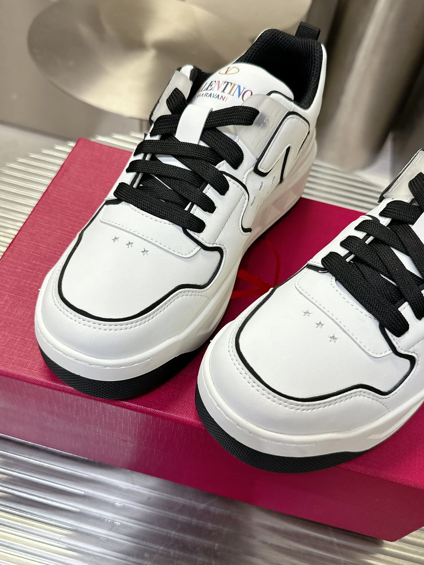 Низкие кроссовки Valentino 2024 — черные