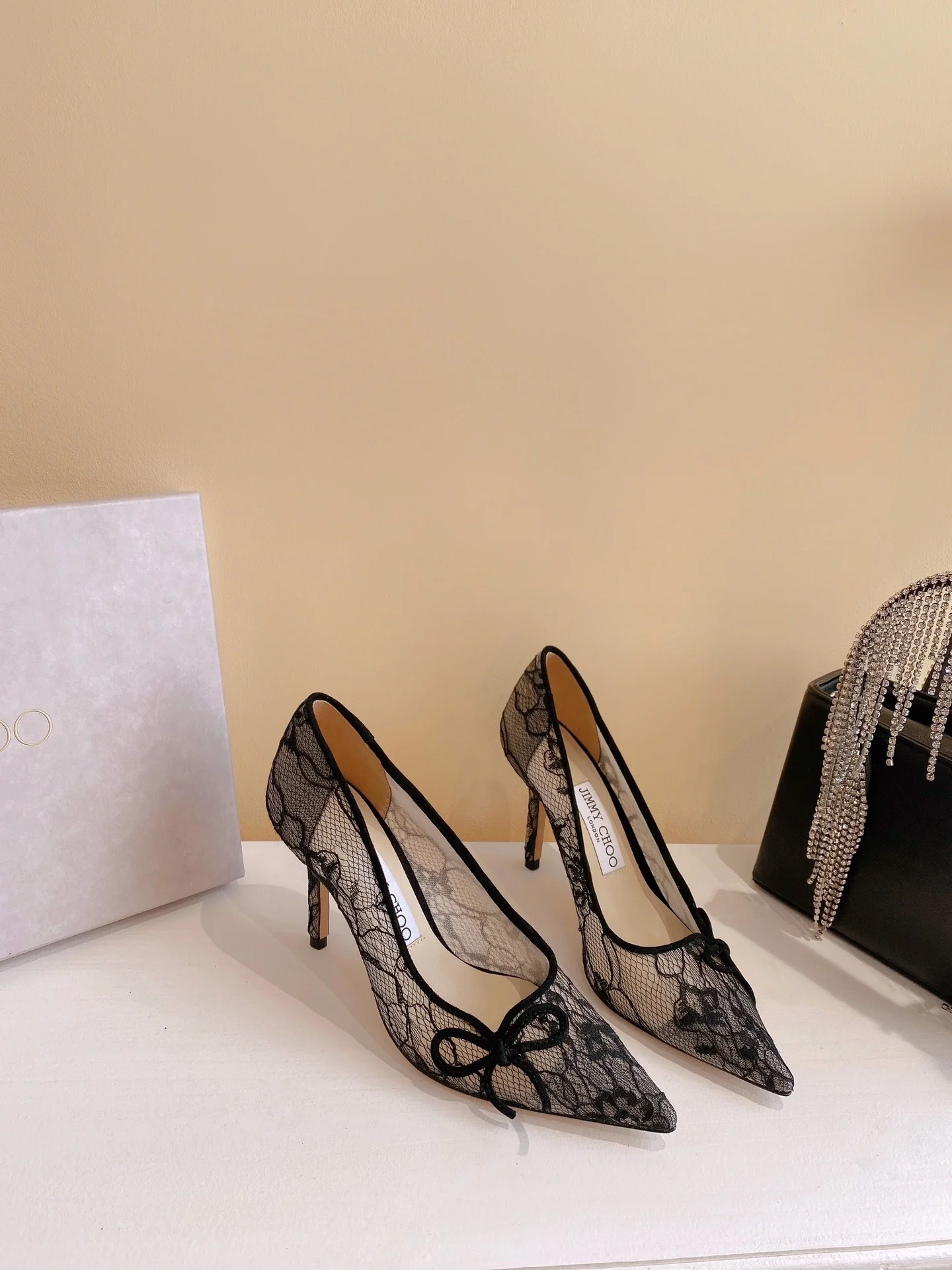 Туфли на высоком каблуке Jimmy 22ss из овечьей кожи с кружевом и острым носком - черные