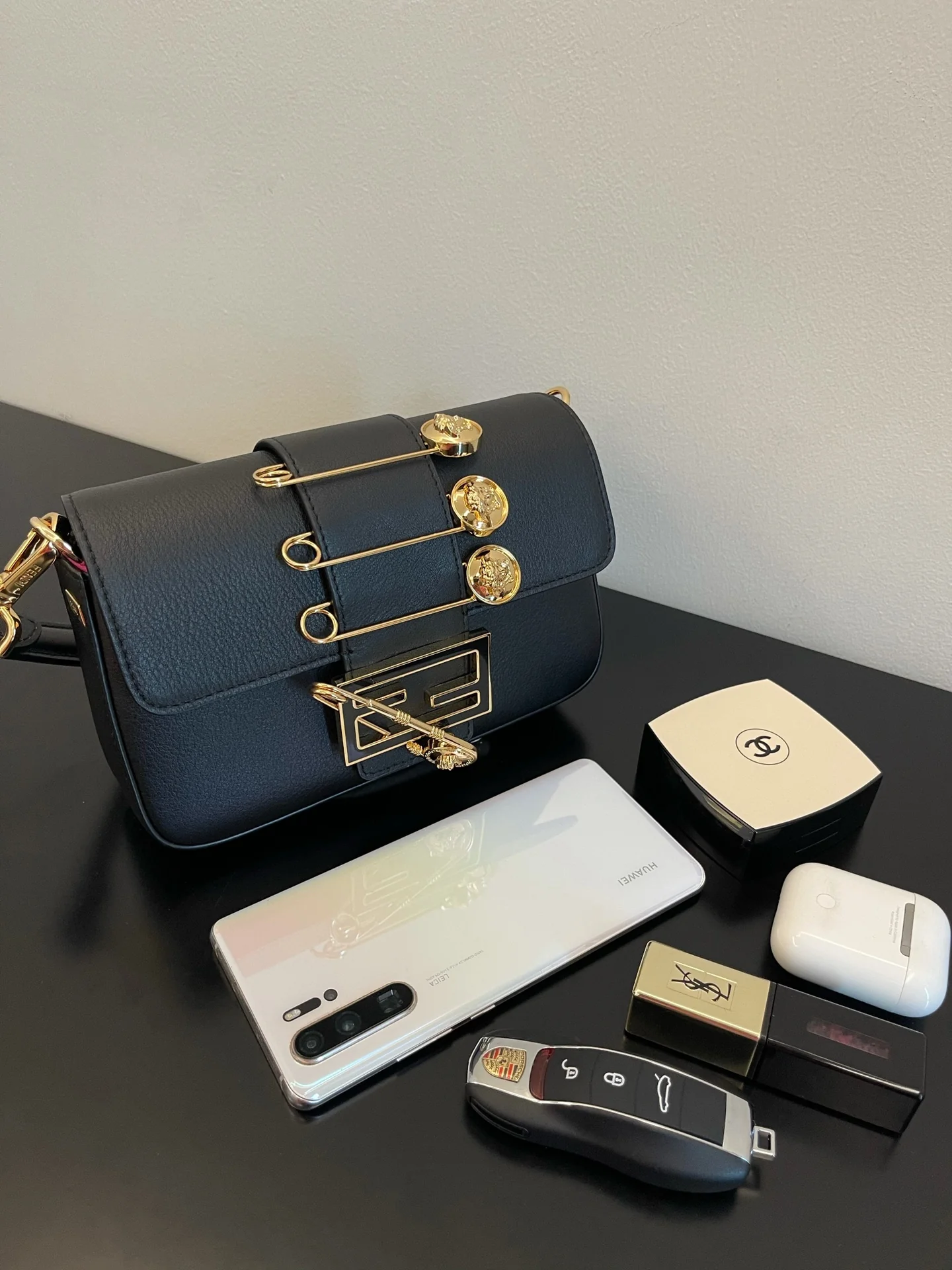 Сумка-багет Fendi Andace, маленькая, черная.