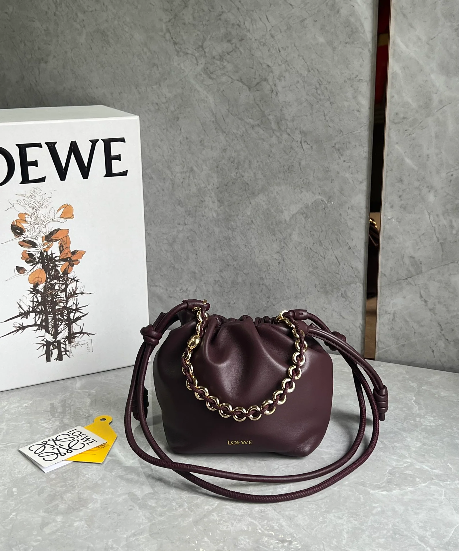 Сумка Loewe Flamenco из овечьей кожи с цепочкой, винно-красная, маленькая.