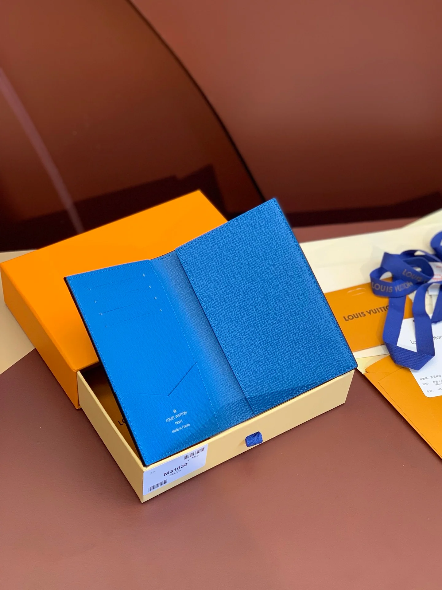 LV-m31030-Держатель для паспорта