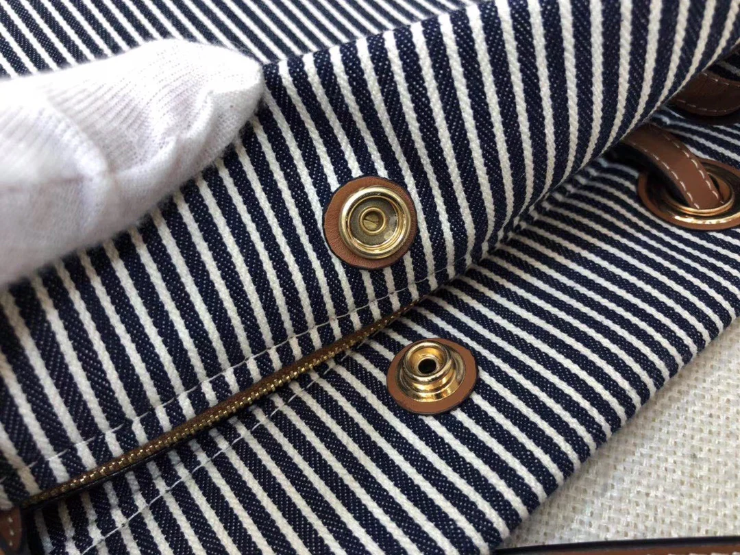 Квадратная сумка Celine-Cabas из полосатой ткани и коровьей кожи.