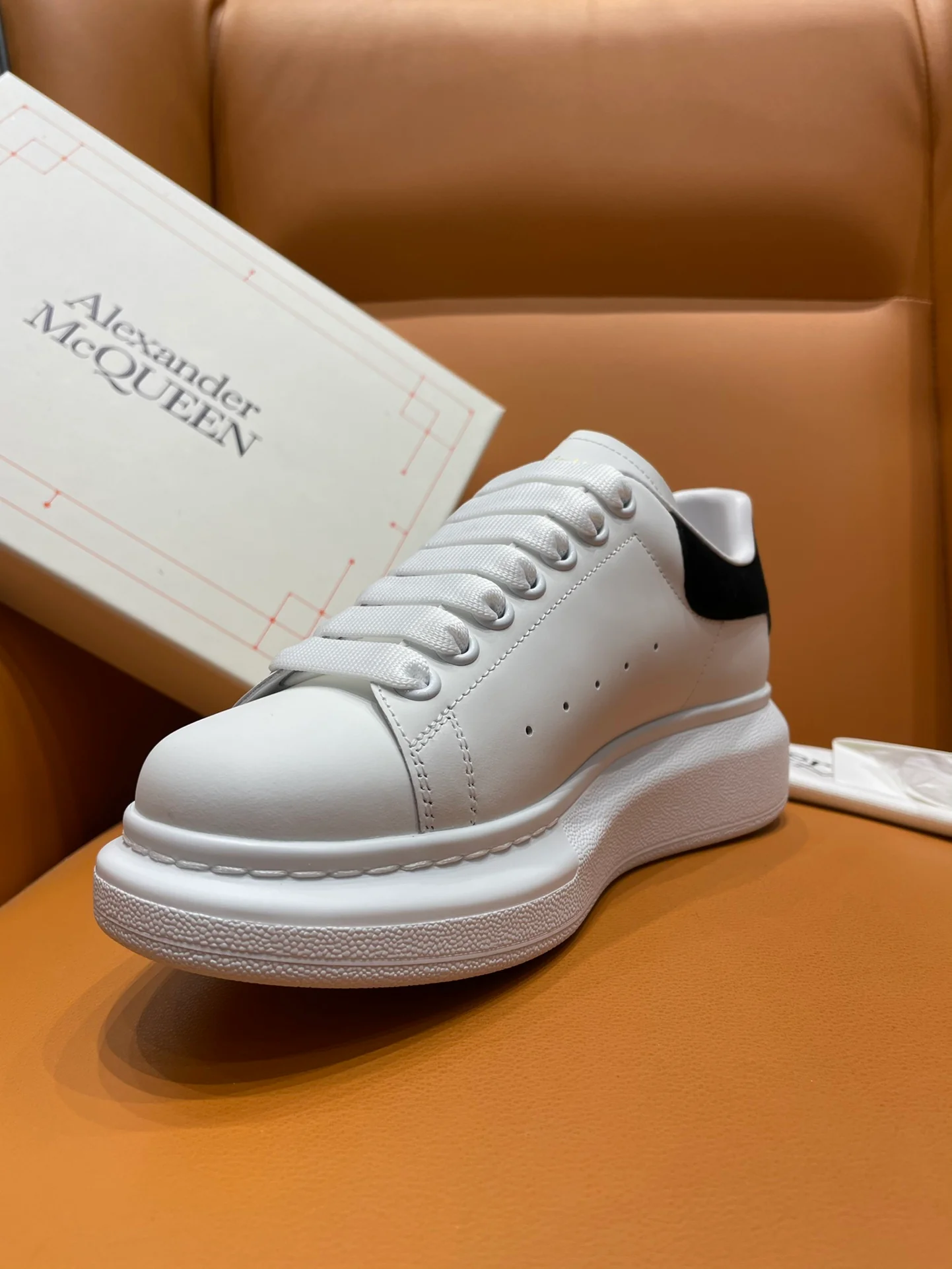 Классические белые кроссовки McQueen - Black Tail - 1