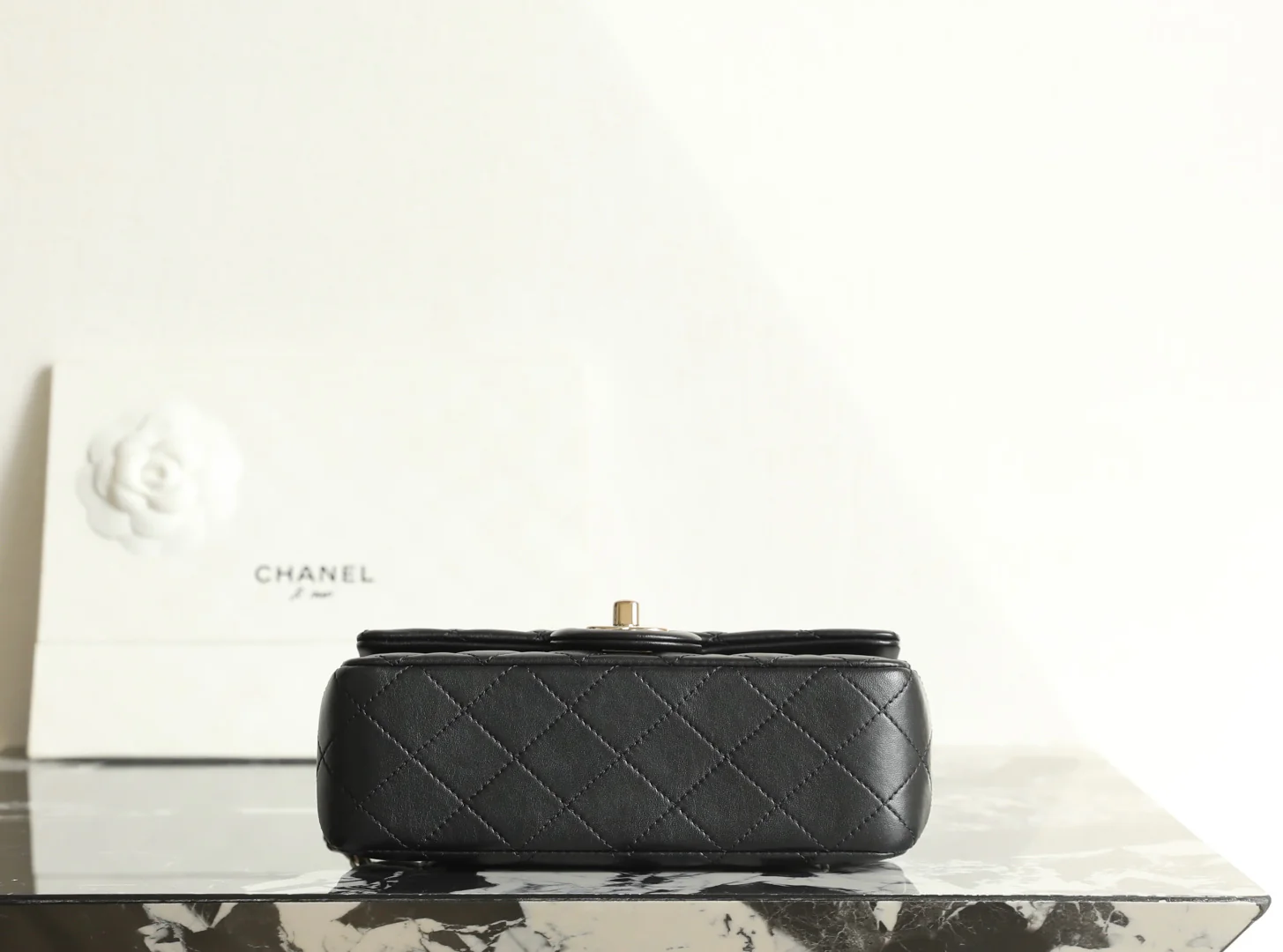 Застежка-пряжка Chanel из 25-каратного золота с регулируемой пряжкой - большая мини-версия - черная с пряжкой из светлого золота.