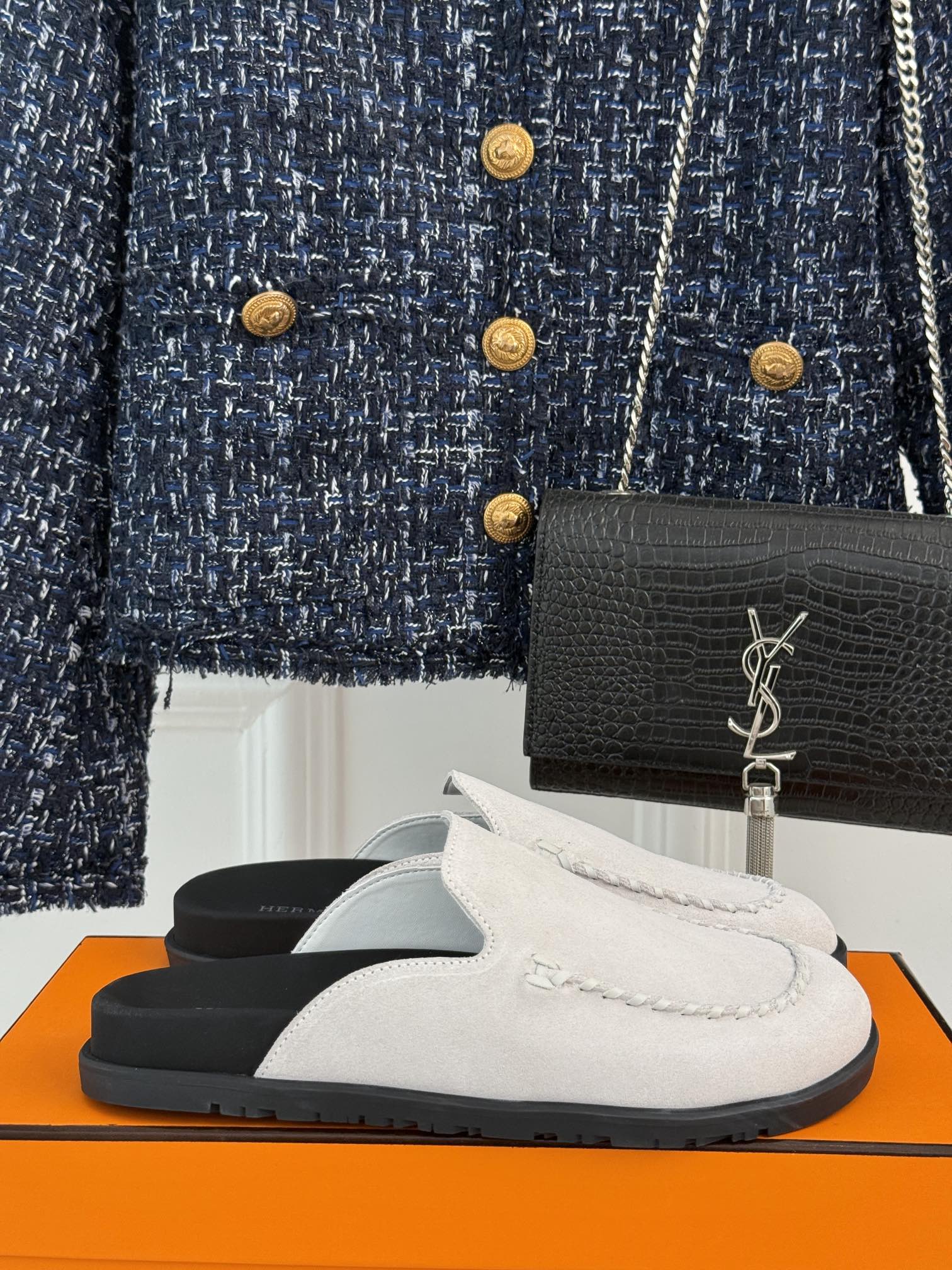 Классические кожаные тапочки Birkenstock Hermes 2024 — светло-серые.