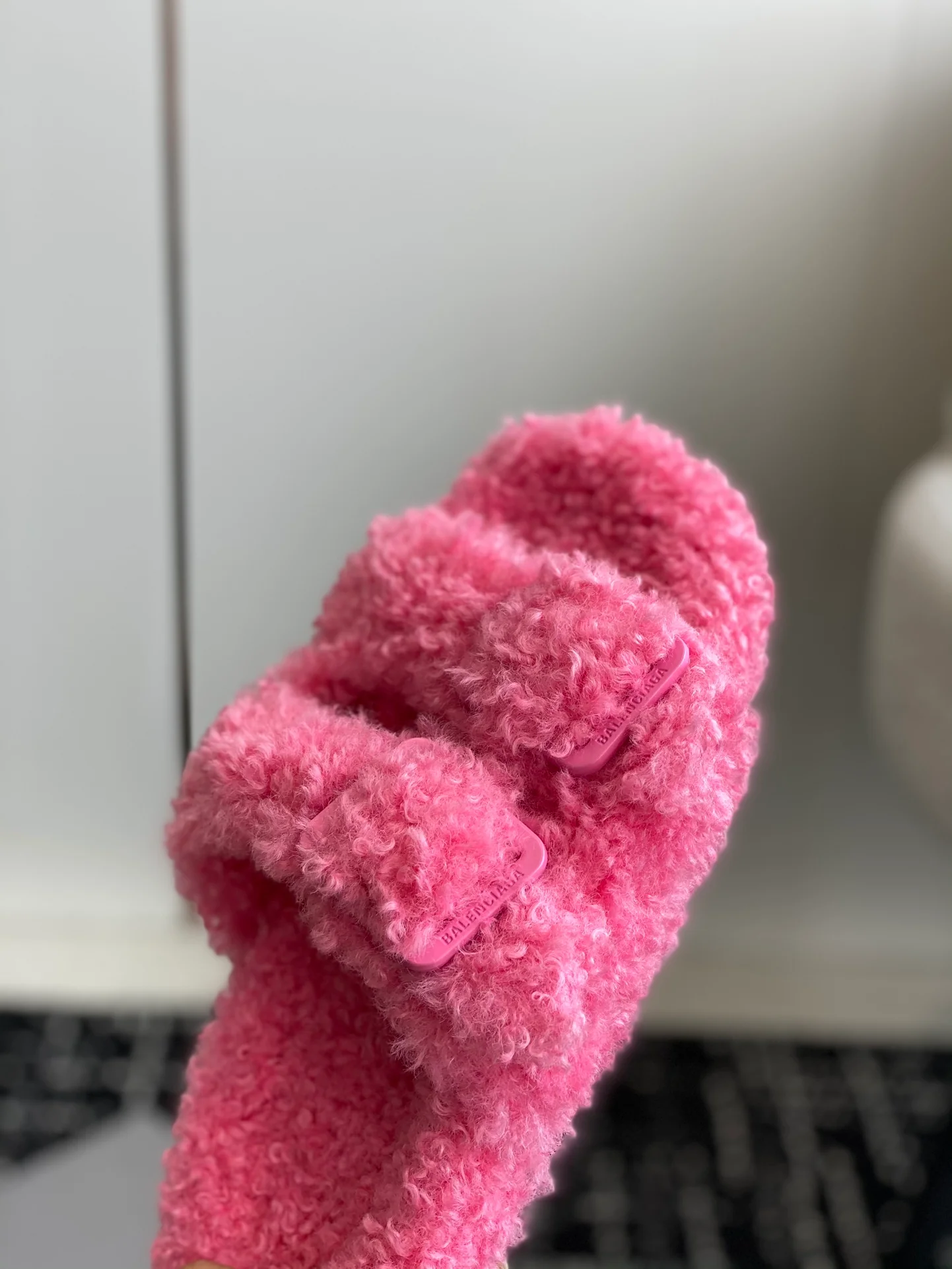 Новинка сезона осень/зима 2023 от Balenciaga - Меховые тапочки - Розовые с пряжкой