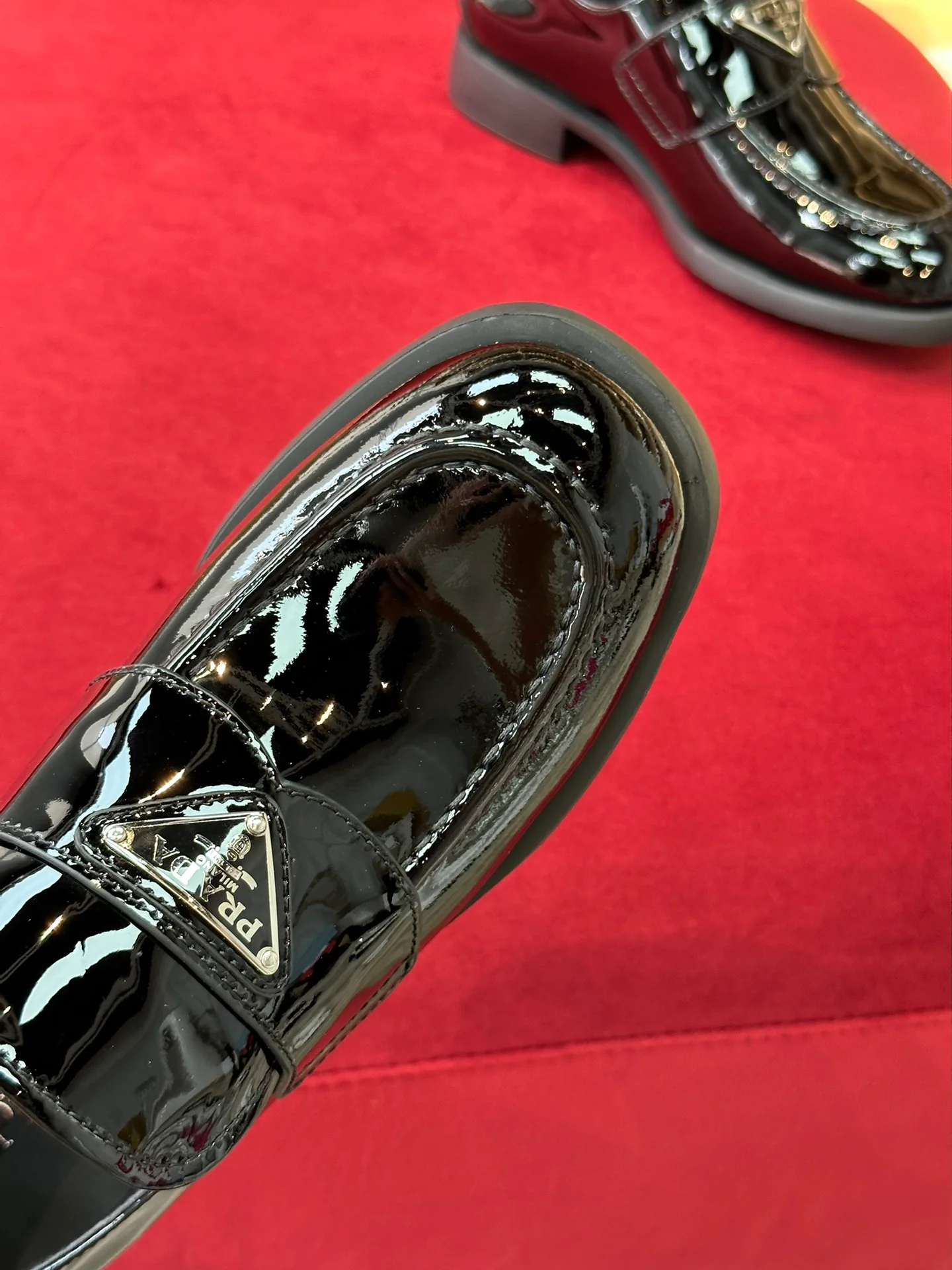 Кожаные лоферы Prada 2024 - черные