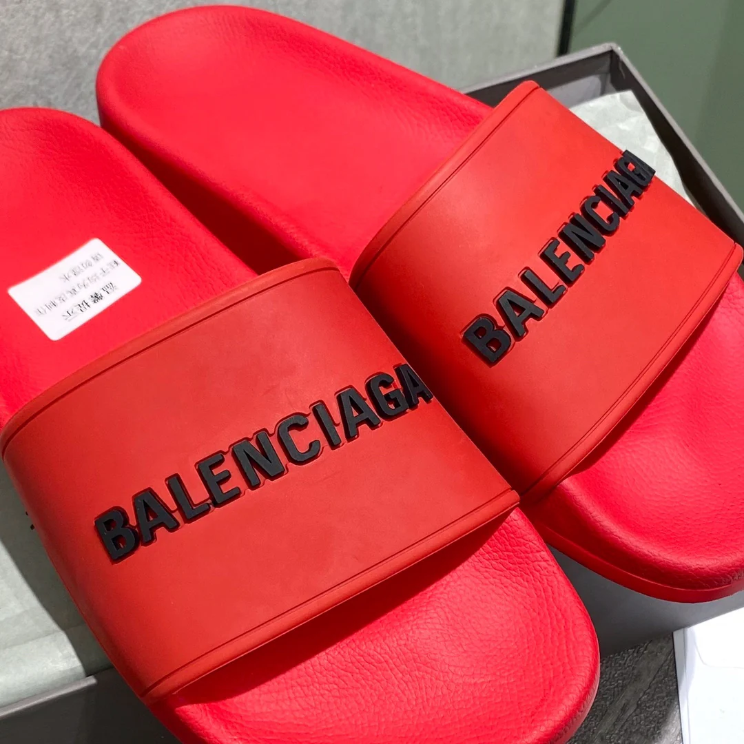 Balenciaga - Красные и черные тапочки