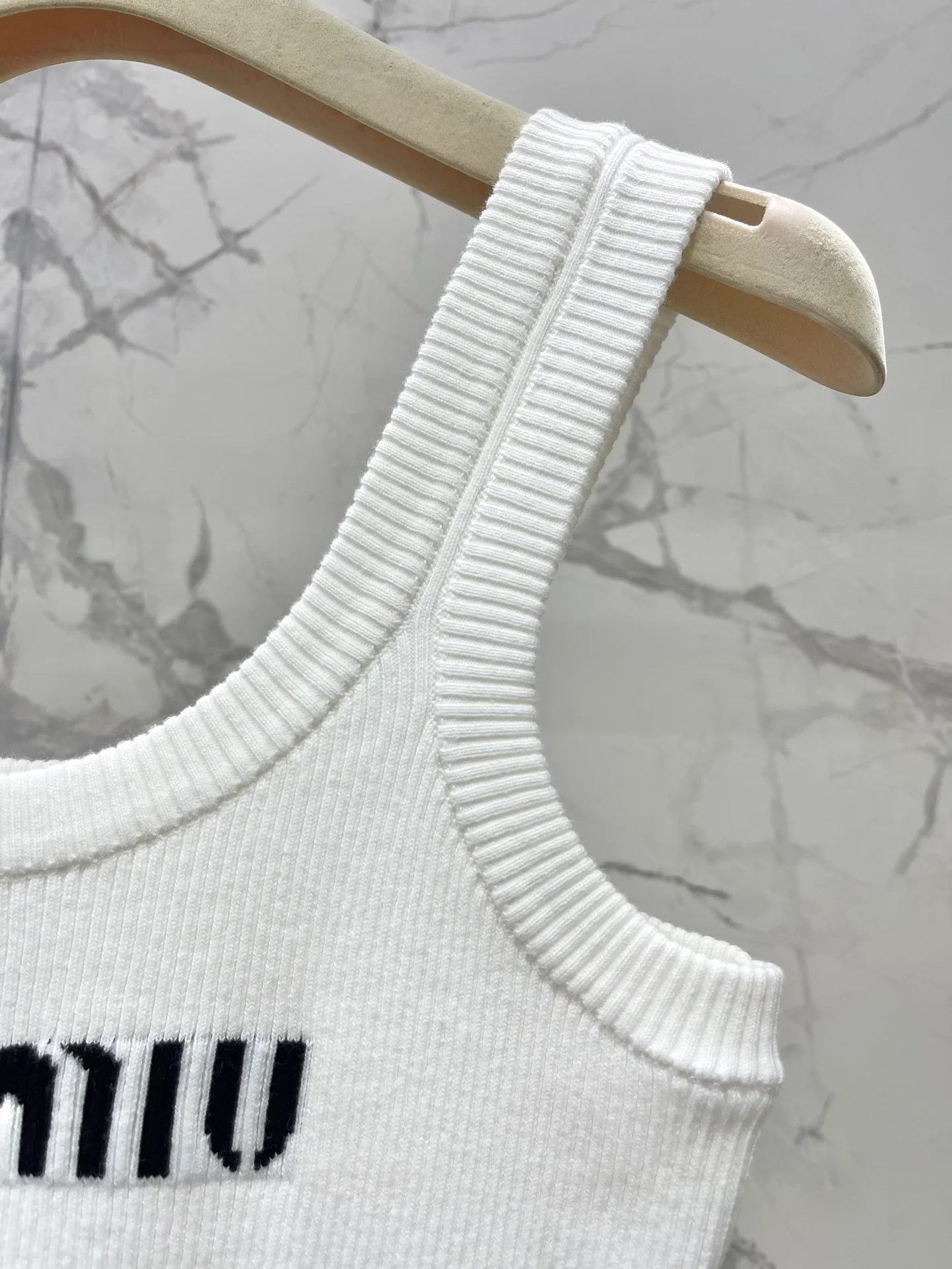 Miu Miu - Летняя новинка 2404-24: Элегантный вязаный жилет с U-образным вырезом - белый