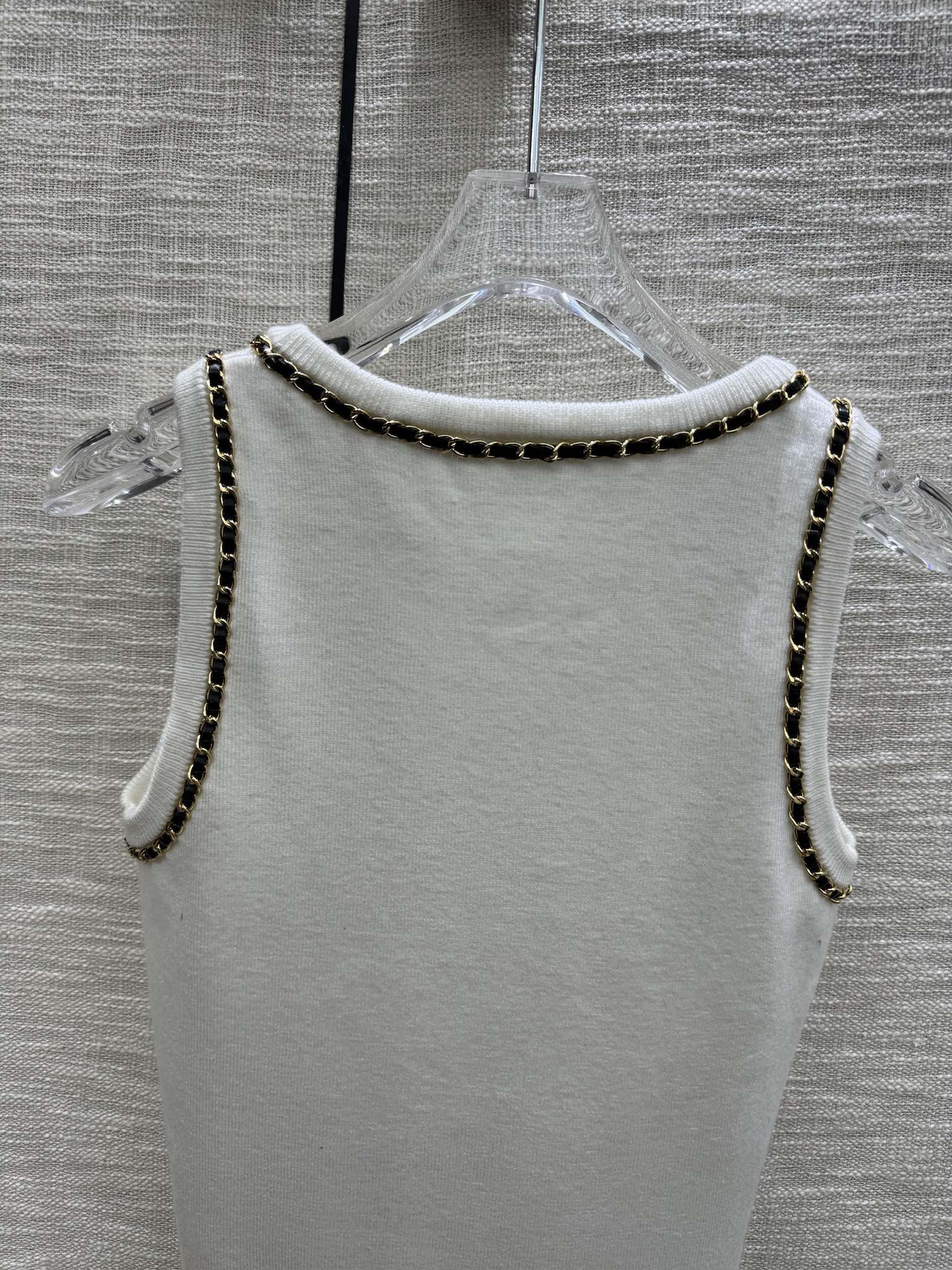 Жилет Chanel 2403 ручной вязки с цепочками - белый