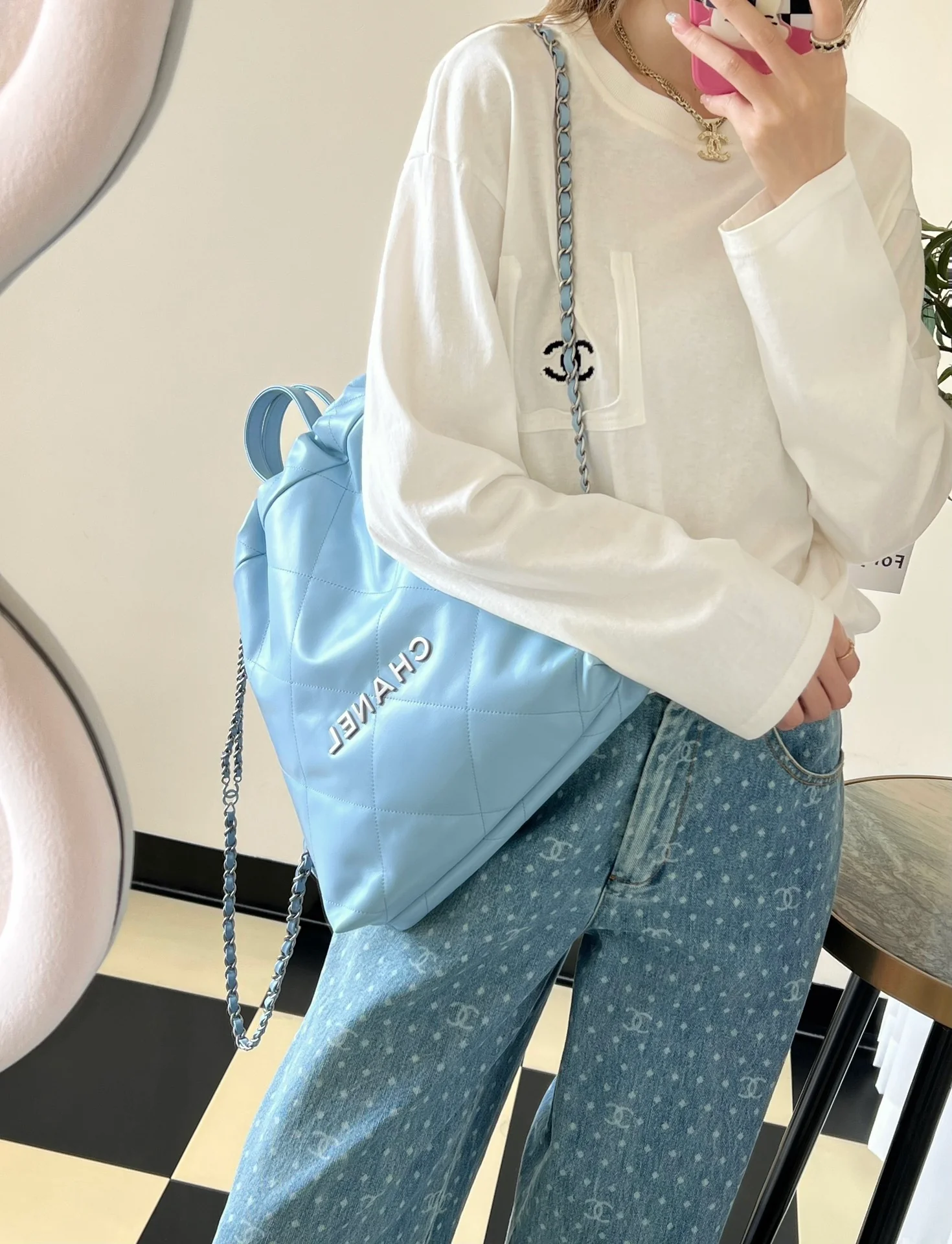 Рюкзак Chanel из телячьей кожи, светло-голубой, с золотой фурнитурой.