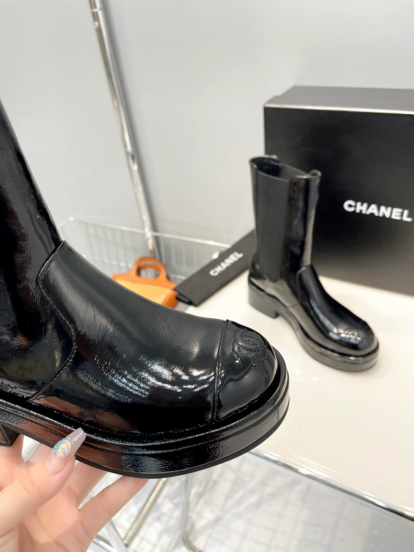 Коллекция Chanel осень/зима 2022: сапоги до середины икры премиум-класса - черные