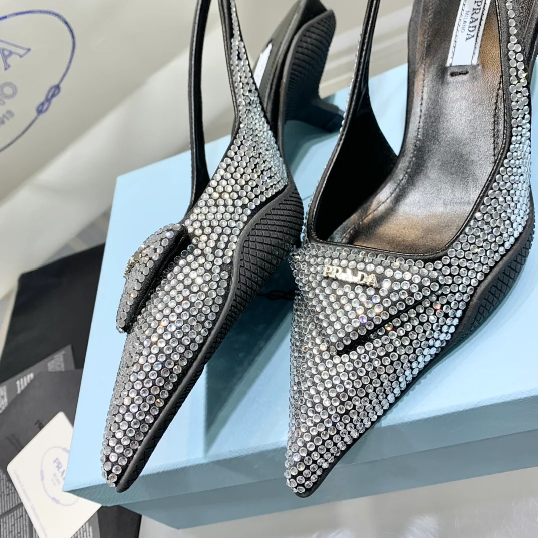 Prada - Туфли на низком каблуке, украшенные бриллиантами