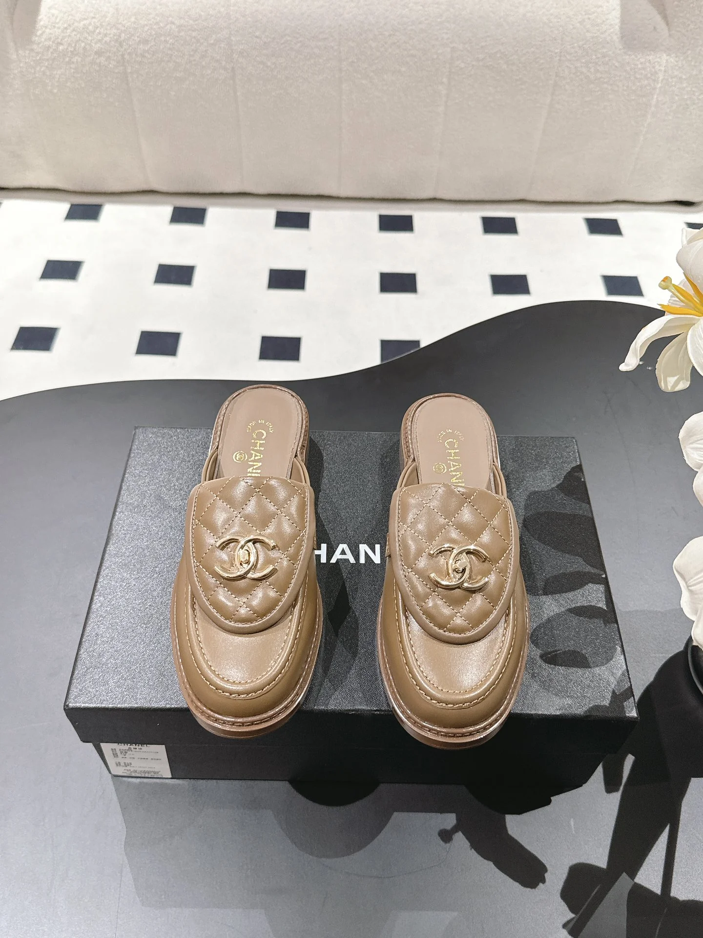 Сандалии Chanel 2024 в клетку - кофейно-коричневые