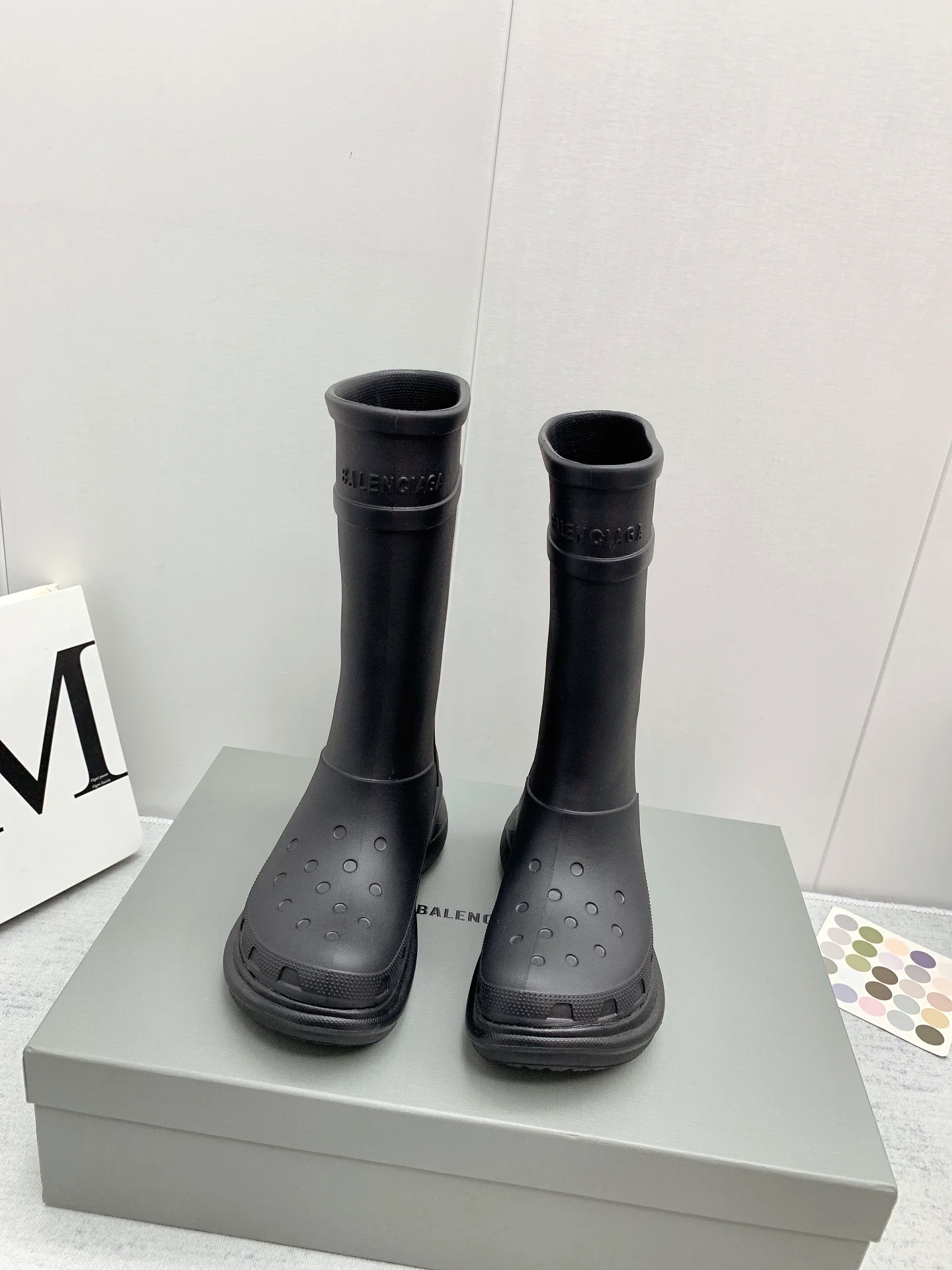 Резиновые сапоги Balenciaga на нескользящей платформе из коллекции осень/зима 2022 x Crocs - черные.