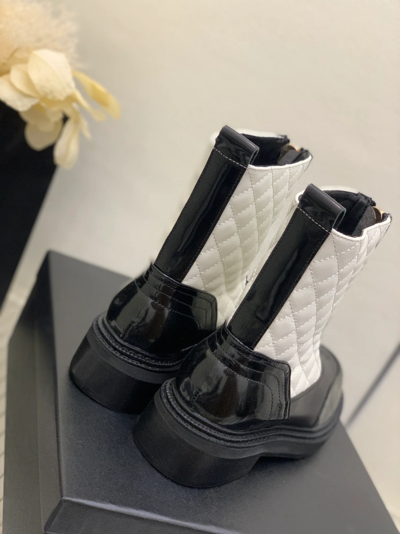 Ботинки средней высоты Chanel из коллекции 2022 года, украшенные бриллиантами - белые.