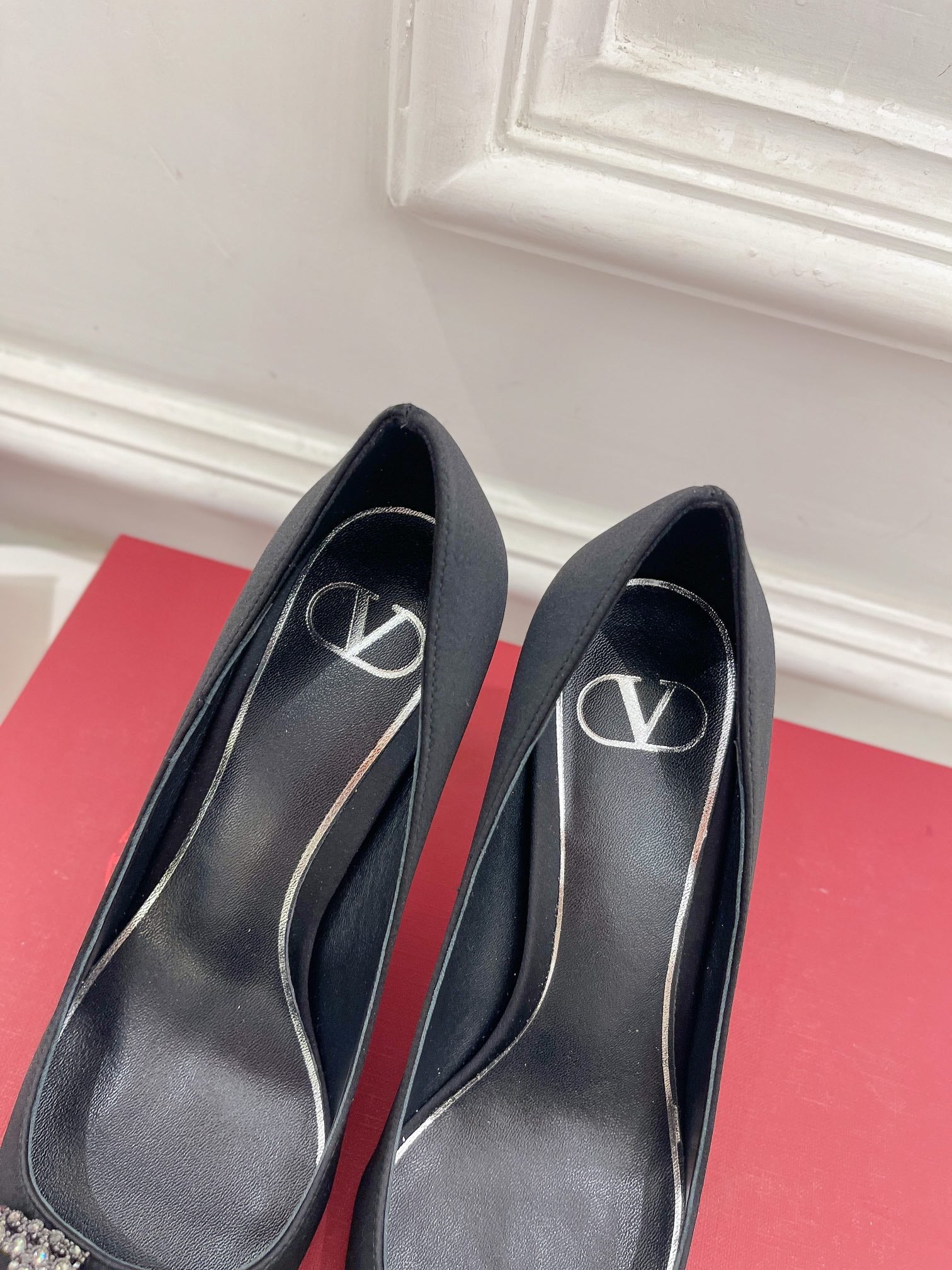 Новинка лета 2023 от Valentino - Коллекция Roman Stud - Туфли на высоком каблуке с бриллиантовой пряжкой - 5 см