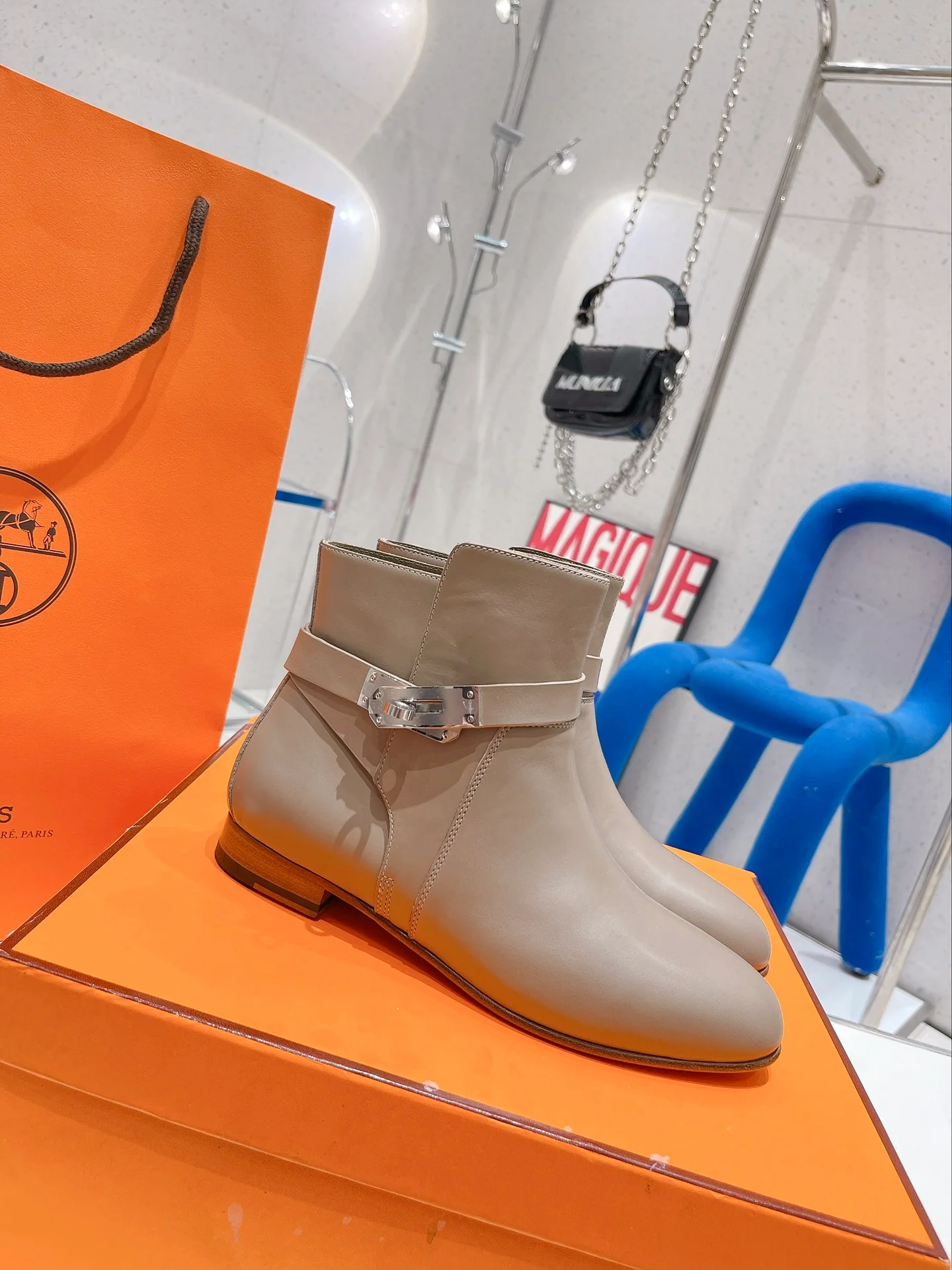 Новинка сезона осень/зима 2022 от Hermes - ботильоны Kelly с пряжкой.