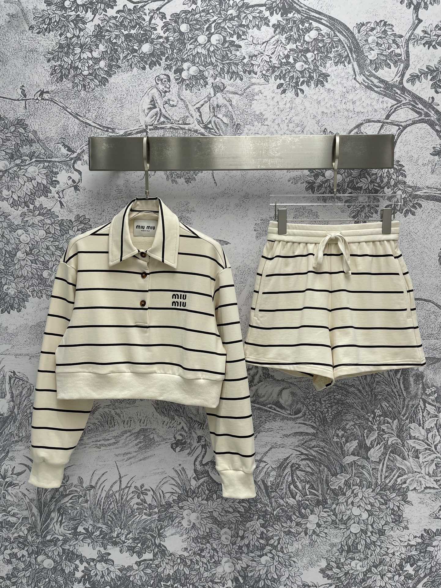 Miu Miu - 2404-24 Новый полосатый спортивный костюм: толстовка с длинными рукавами, воротником и застежкой на половину пуговиц, шорты на эластичном поясе.