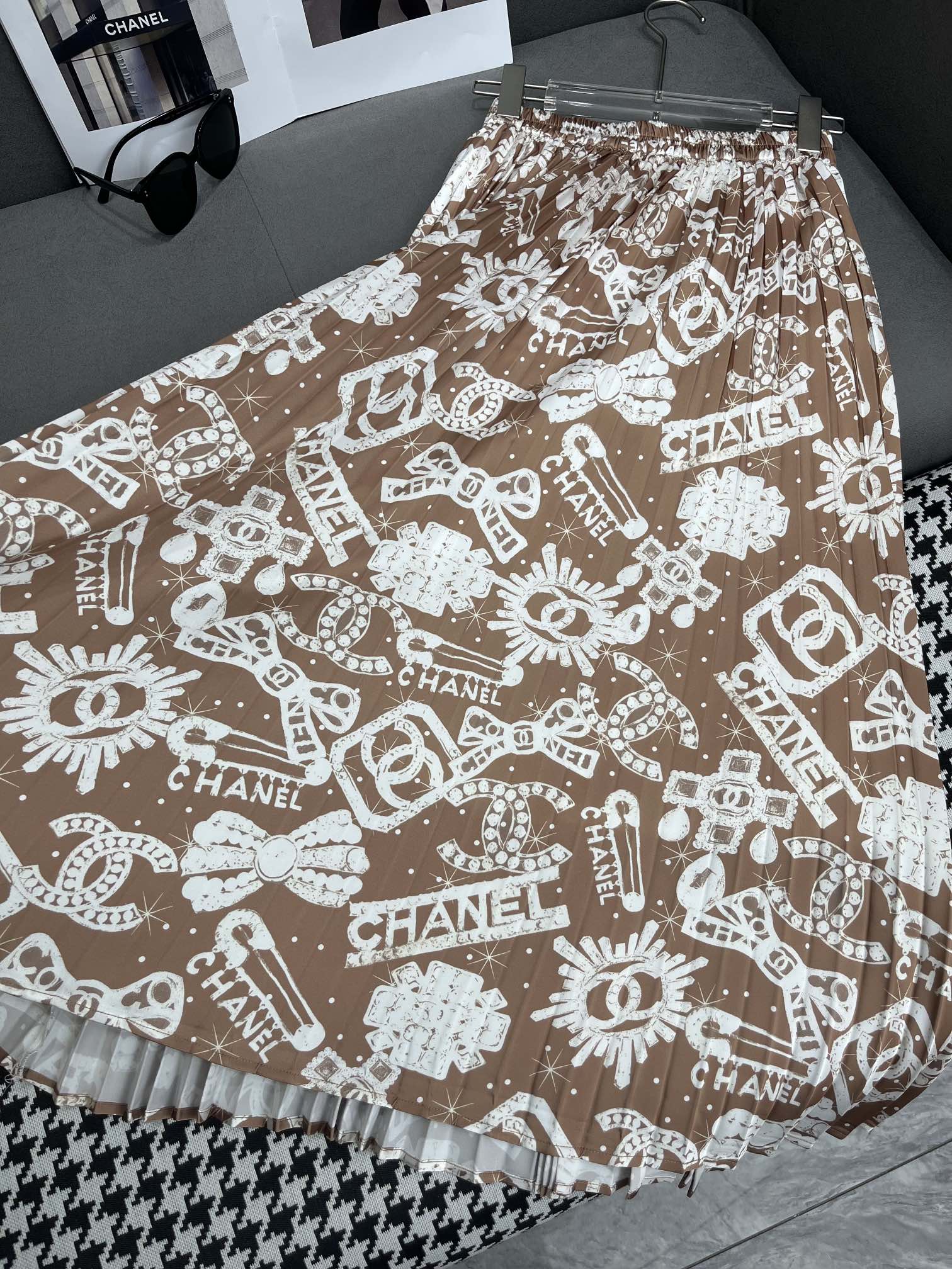 Комплект Chanel 2403-24ss весна/лето: короткая рубашка и плиссированная юбка - коричневый