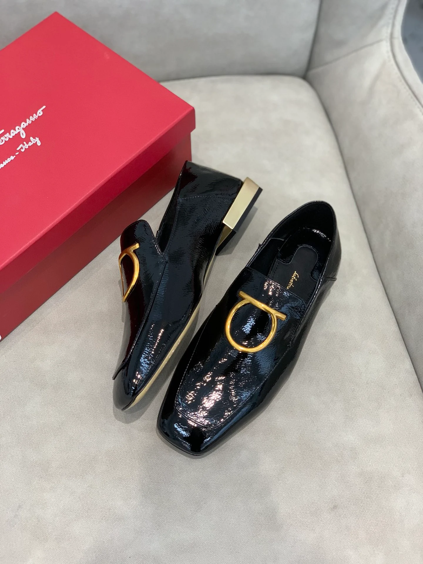 Туфли Salvatore Ferragamo - пряжка в форме подковы - каблук 2 см - лоферы - лакированная кожа, черные