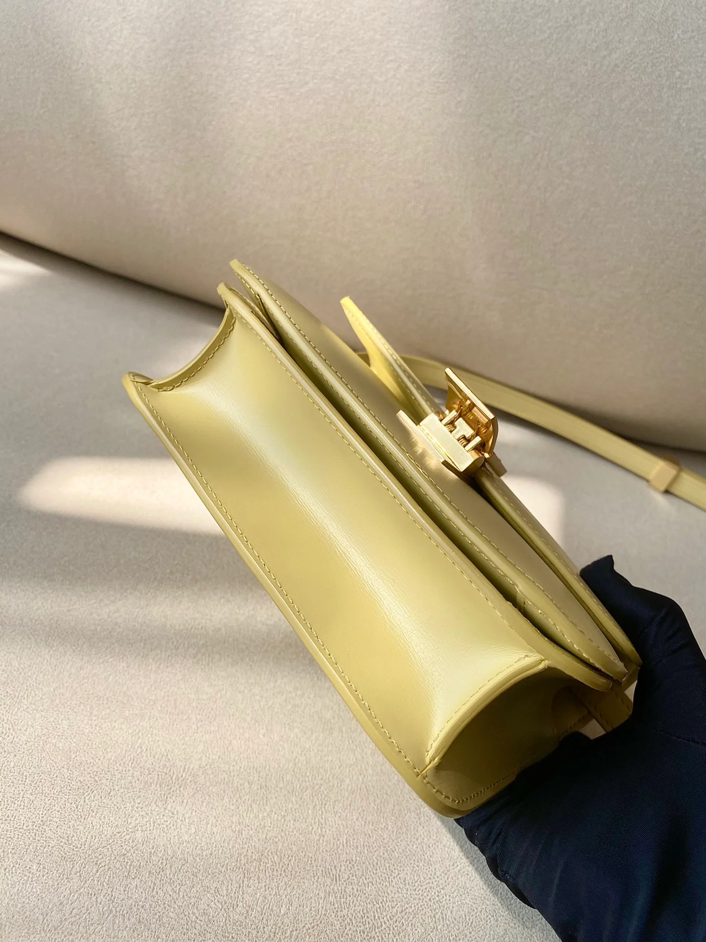 Сумка Celine Box-Tteen из полированной телячьей кожи — желтая.