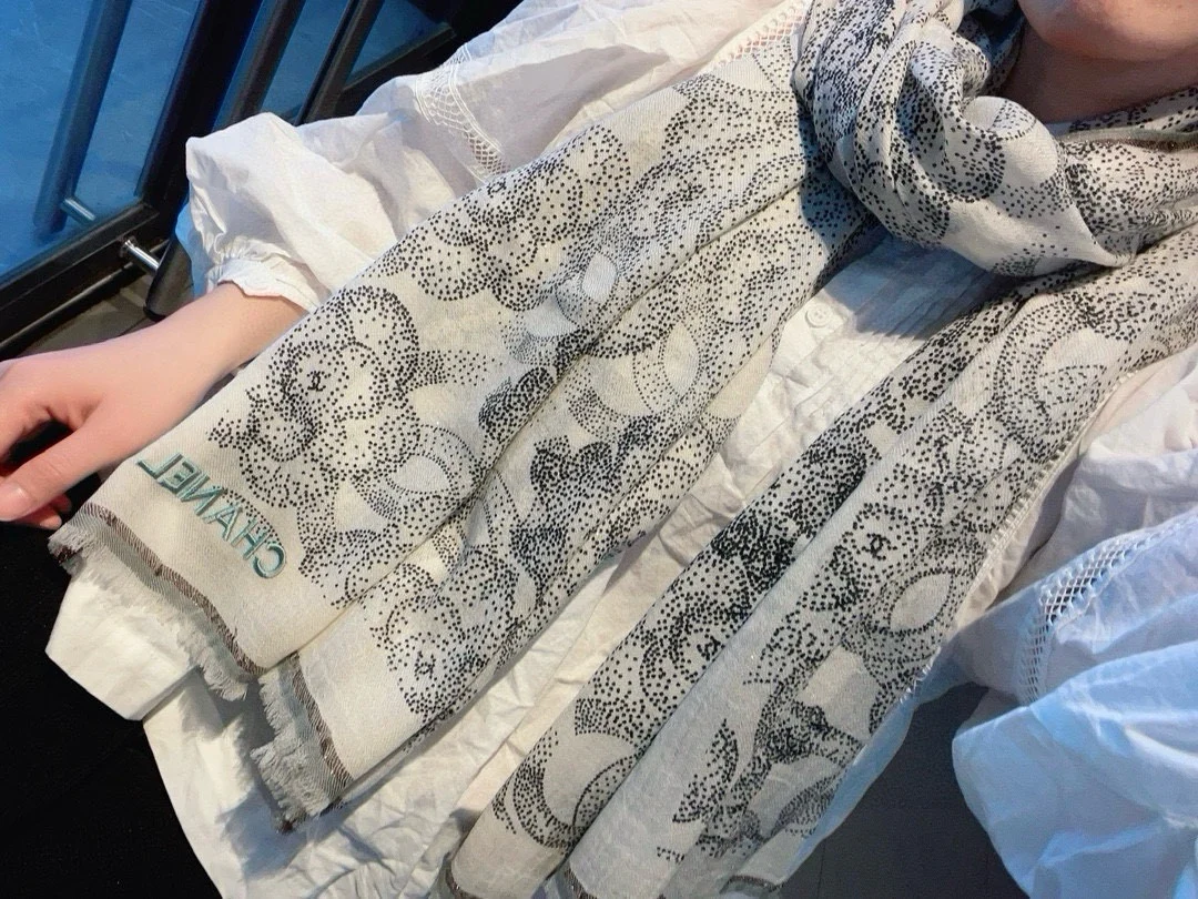 Шарф Chanel 2024 Metallic Camellia Scarf - серый